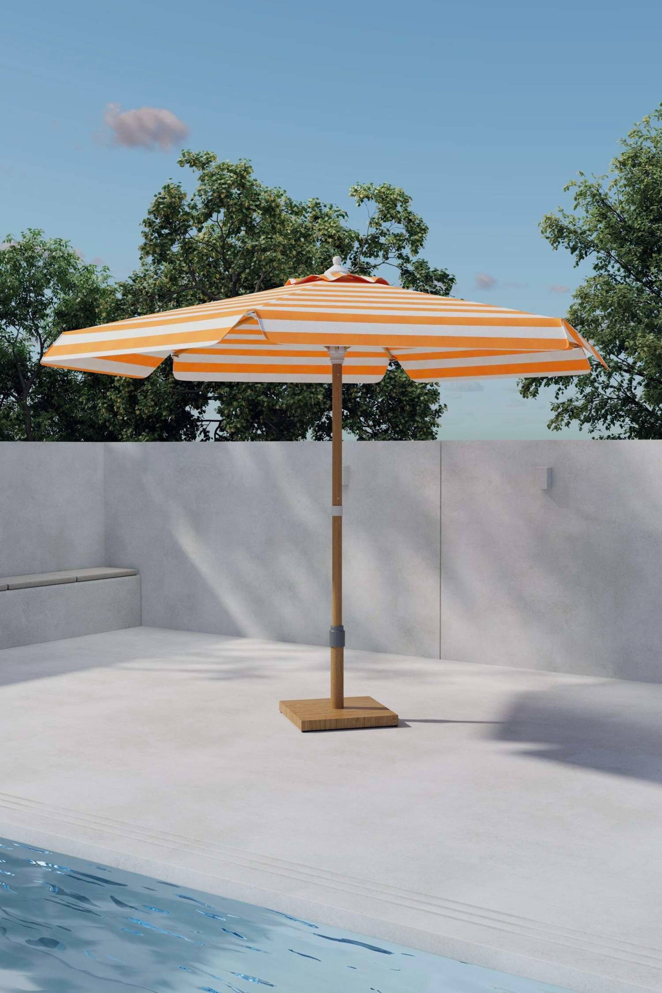 Agrandir l'image: Un parasol ouvert présente une toile à rayures horizontales orange et blanches avec un bord festonné. Un mât en bois clair soutient la toile, s'étendant jusqu'à une base carrée en bois.