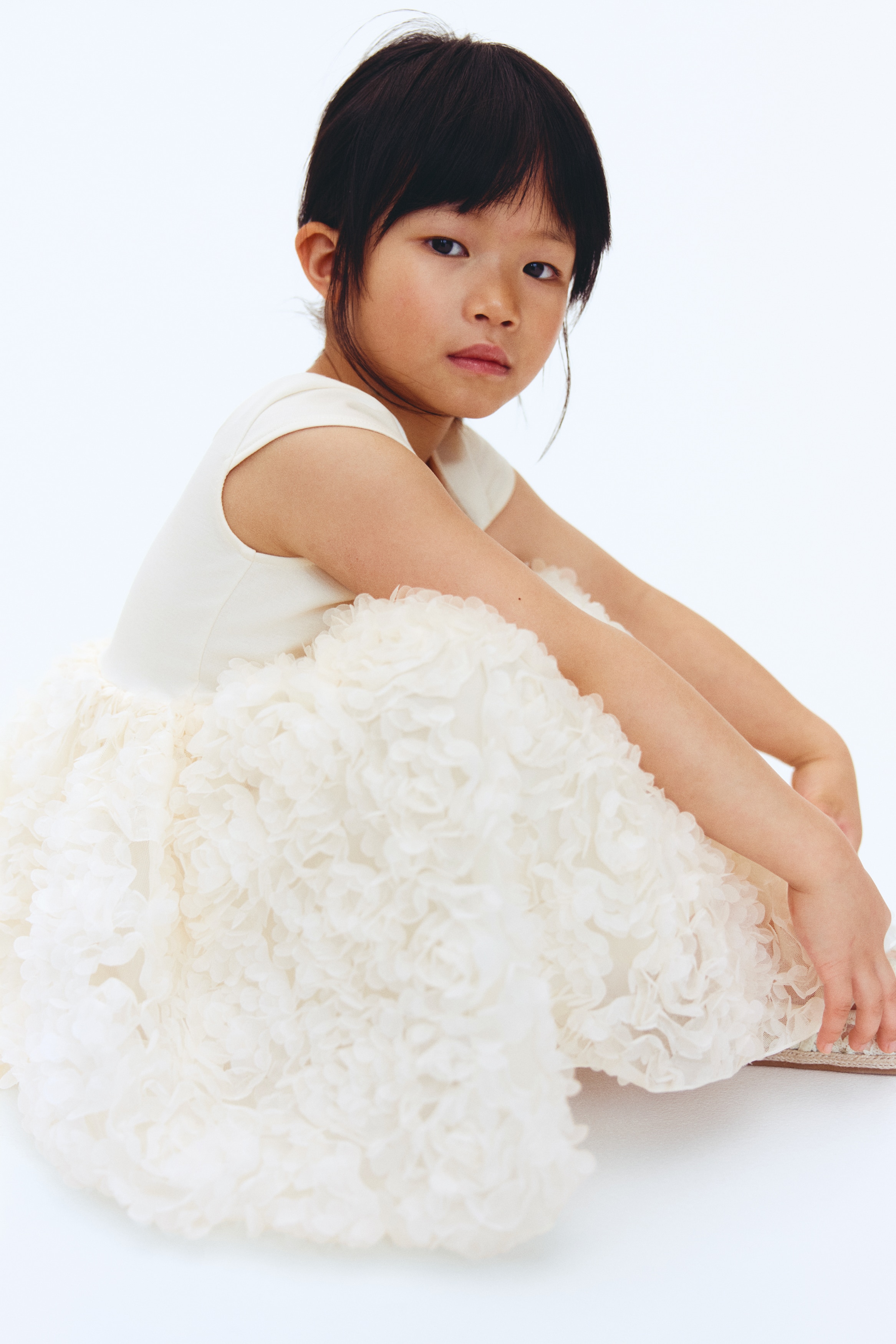 Šaty s květinovými aplikacemi - Krémová