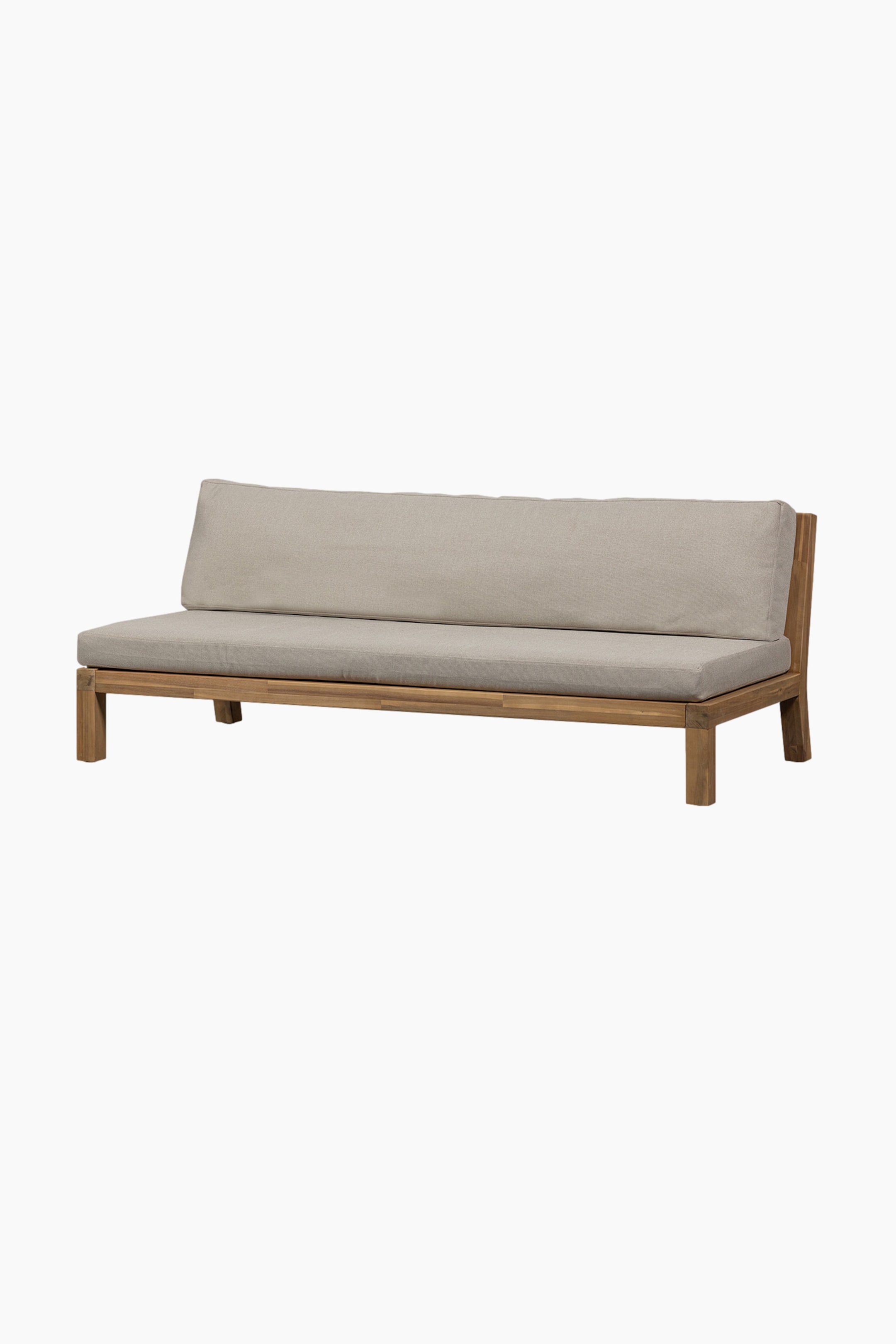 Grotere afbeelding bekijken: Een loungesofa presenteert een lichtgrijze stoffen zitkussen en een bijpassend rugkussen. Het rust op een robuust houten plankframe en wordt ondersteund door vier vierkante houten poten, die iets naar rechts zijn georiënteerd.