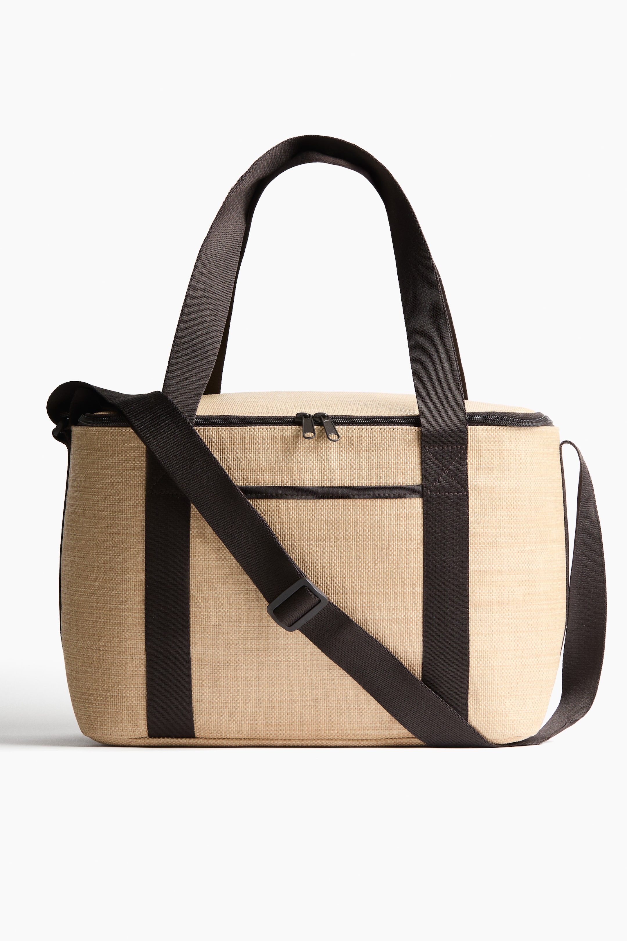 Ampliar la imagen: Una bolsa térmica se presenta al frente, con una textura tejida en beige y correas de cincha negras con ribetes. Muestra dos asas superiores para llevar, una correa de hombro ajustable con una hebilla negra, un cierre superior de cremallera con dos tiradores y un bolsillo frontal de fácil acceso.