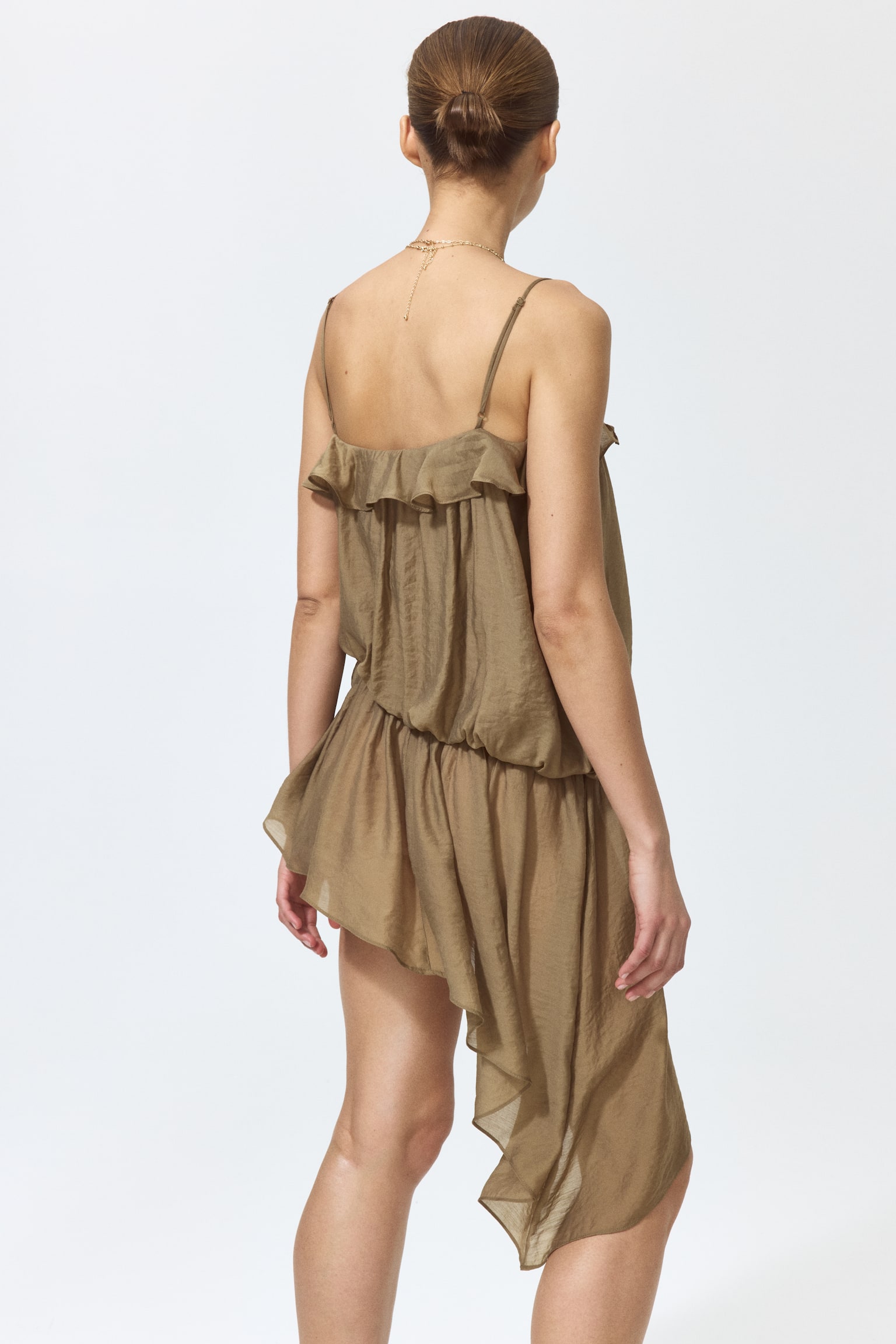 Женское платье H&M Asymmetric Dress with Flounce Trim, цвет: Хаки зелёный — фото 6