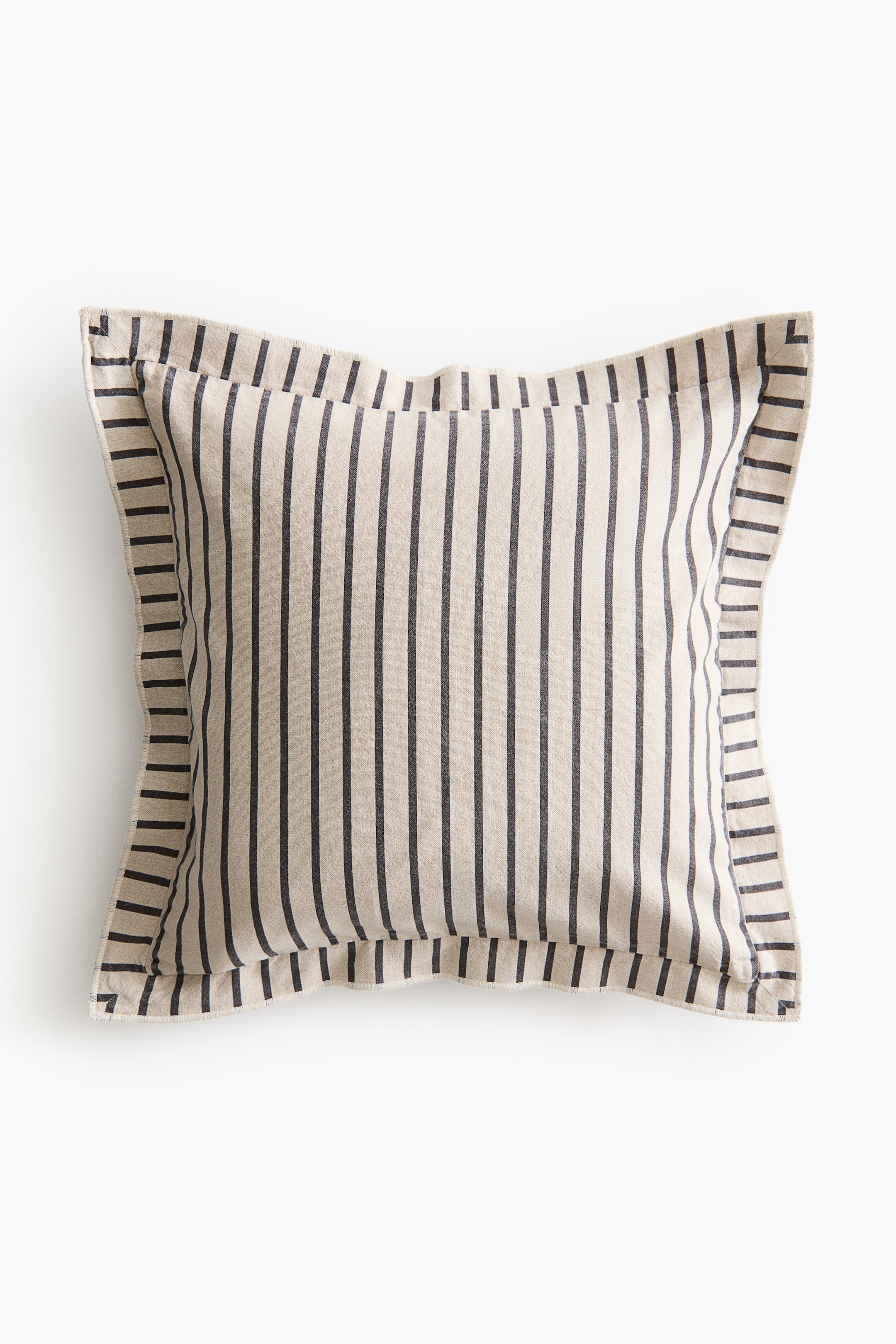 拡大画像を表示: 正面を向いた正方形のクッションは、ライトベージュの生地に縦方向のダークグレーのストライプが特徴です。ストライプが施された幅広のフランジエッジが、クッションを縁取り、本体のストライプに対して垂直に走っています。