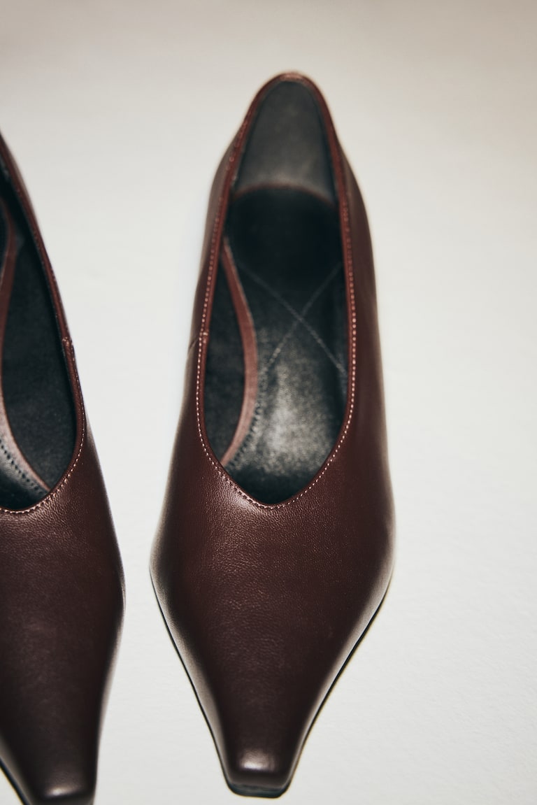 Pointed court shoes