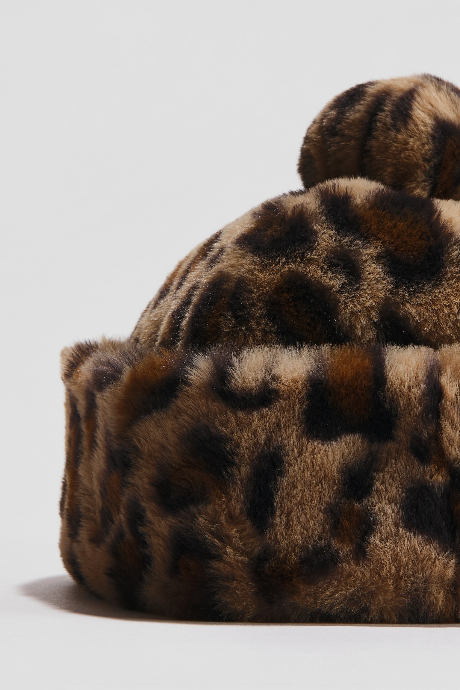 Детская шапка H&M Fluffy Pompom Beanie, цвет: Бежевый / Леопардовый с принтом — фото 2