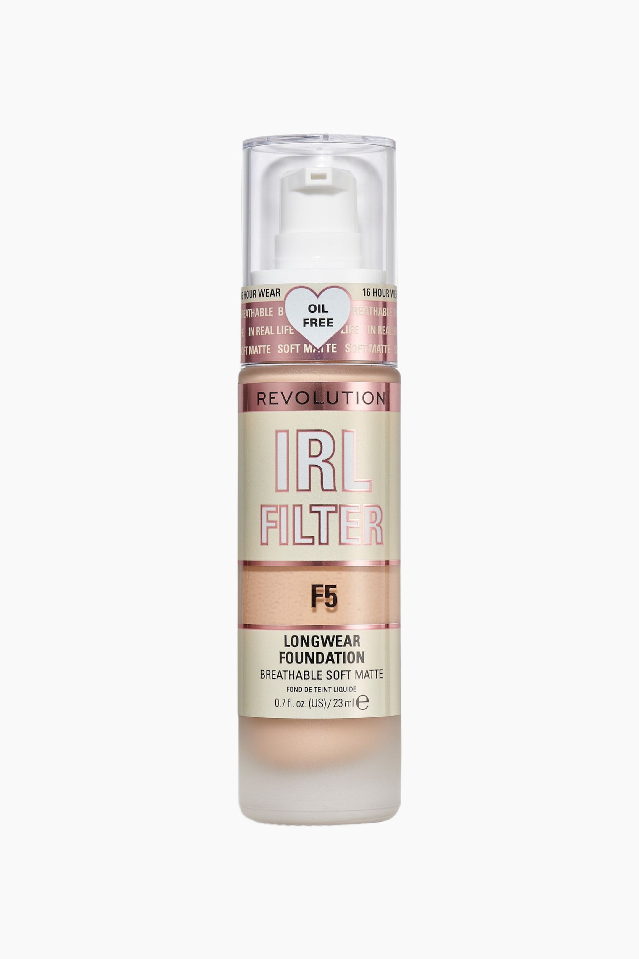 Größeres Bild ansehen: Der IRL Filter Longwear Foundation steht aufrecht und nach vorne gerichtet und präsentiert eine zylindrische, mattierte Flasche, gefüllt mit einer hellbeigen flüssigen Foundation. Die Flasche verfügt über ein cremefarbenes Etikett mit metallisch roségoldener Schrift und eine transparente Kappe, die einen weißen Pumpspender abdeckt.