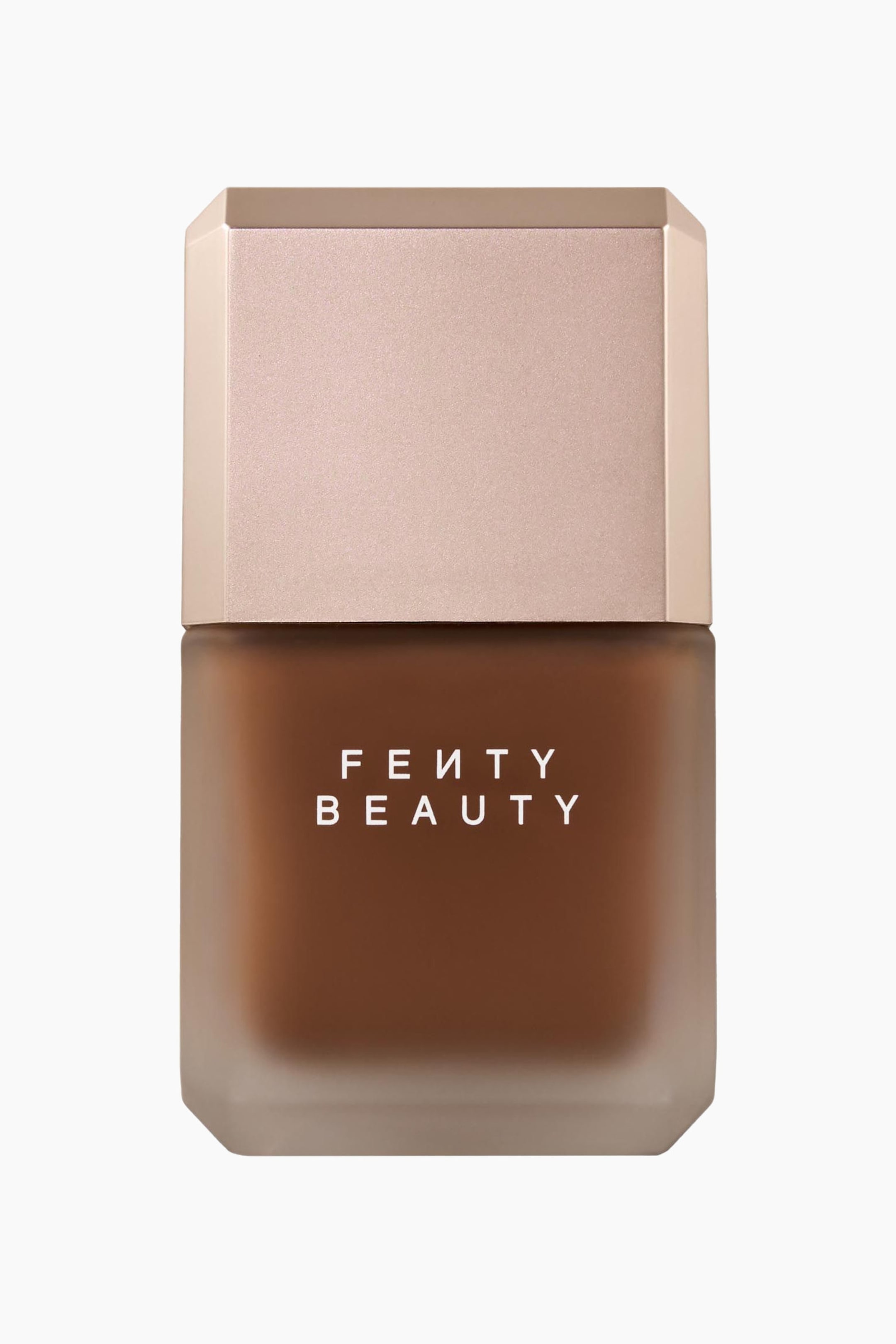 Visa större bild: Pro Filt'r Fluid Flex Matte Longwear Foundation står upprätt och vänd framåt, och visar sin frostade glasflaska med fasade hörn och ett matchande ljusrosa åttkantigt lock. Flaskan visar en djupbrun flytande foundationnyans och har logotypen "FENTY BEAUTY" tryckt i vita versaler på framsidan.
