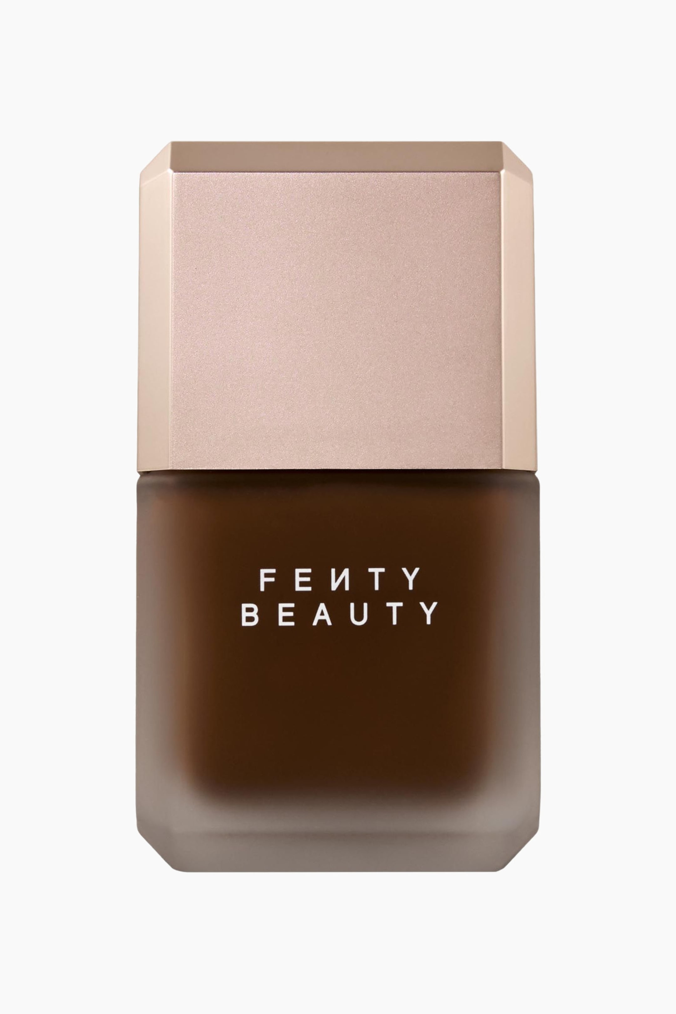 Visa större bild: Pro Filt'r Fluid Flex Matte Longwear Foundation står upprätt i en framåtvänd vy och visar en rektangulär frostad glasflaska med fasade hörn, fylld med en mörkbrun vätska. Flaskan har ett matchande fasat metalliskt lock i roséguld och visar den vita logotypen "FENTY BEAUTY" tryckt på framsidan.