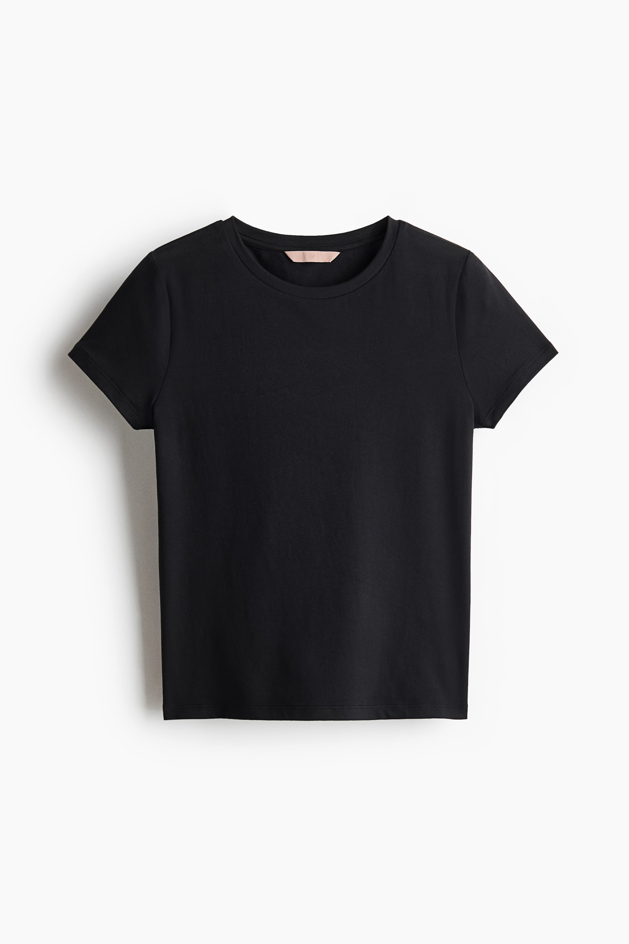 Größeres Bild anzeigen: Ein schwarzes T-Shirt mit Rundhalsausschnitt und kurzen Ärmeln, mit einem kleinen hellrosa Etikett, das im Nackenbereich hinten sichtbar ist.