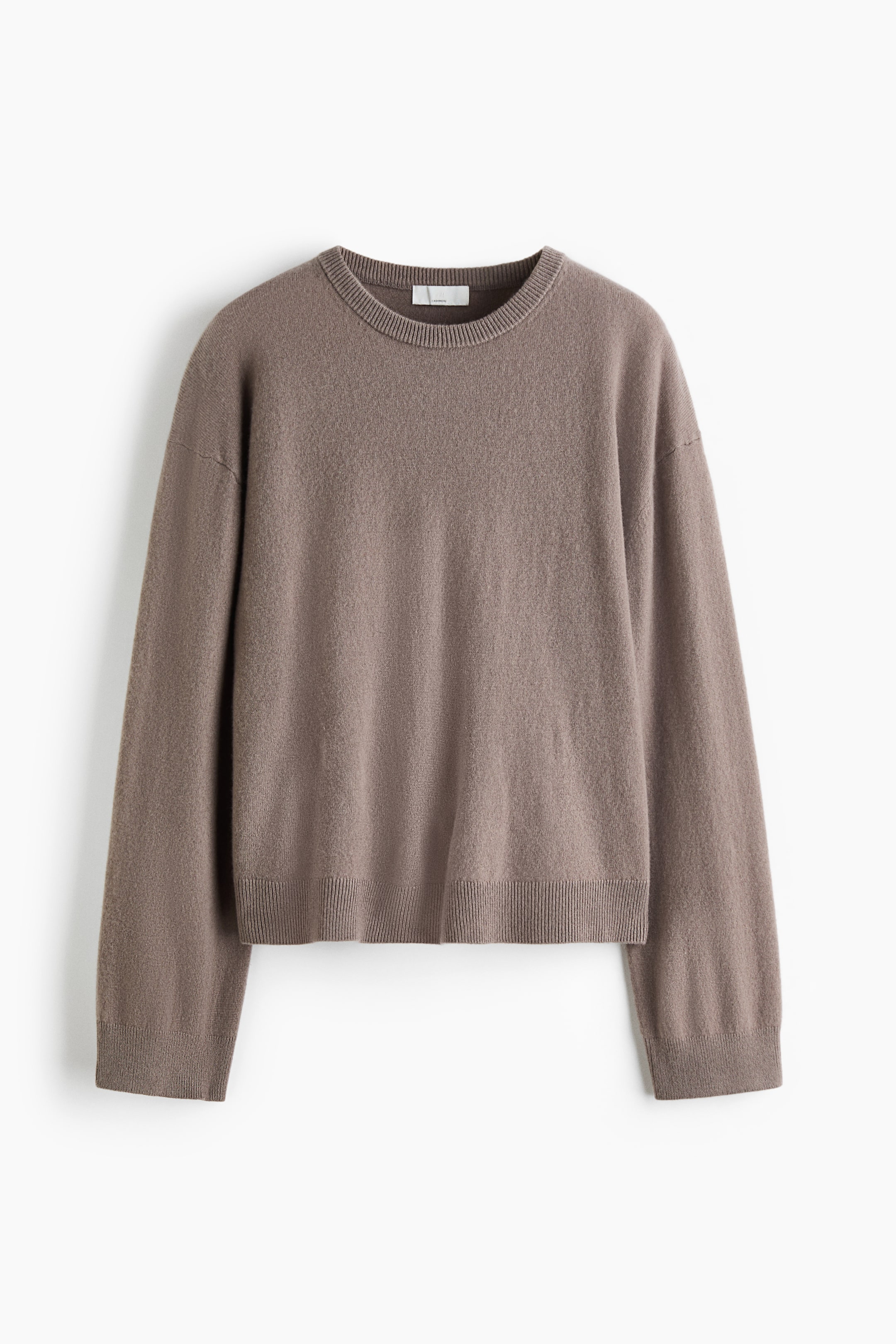 Se større billede: En afslappet pasform, taupebrun cashmere-sweater ses forfra og har en rund halsudskæring med ribkant samt sænkede skuldre. Det langærmede stykke tøj viser en blød, finstrikket struktur med ribbede detaljer ved manchetterne og i kanten.