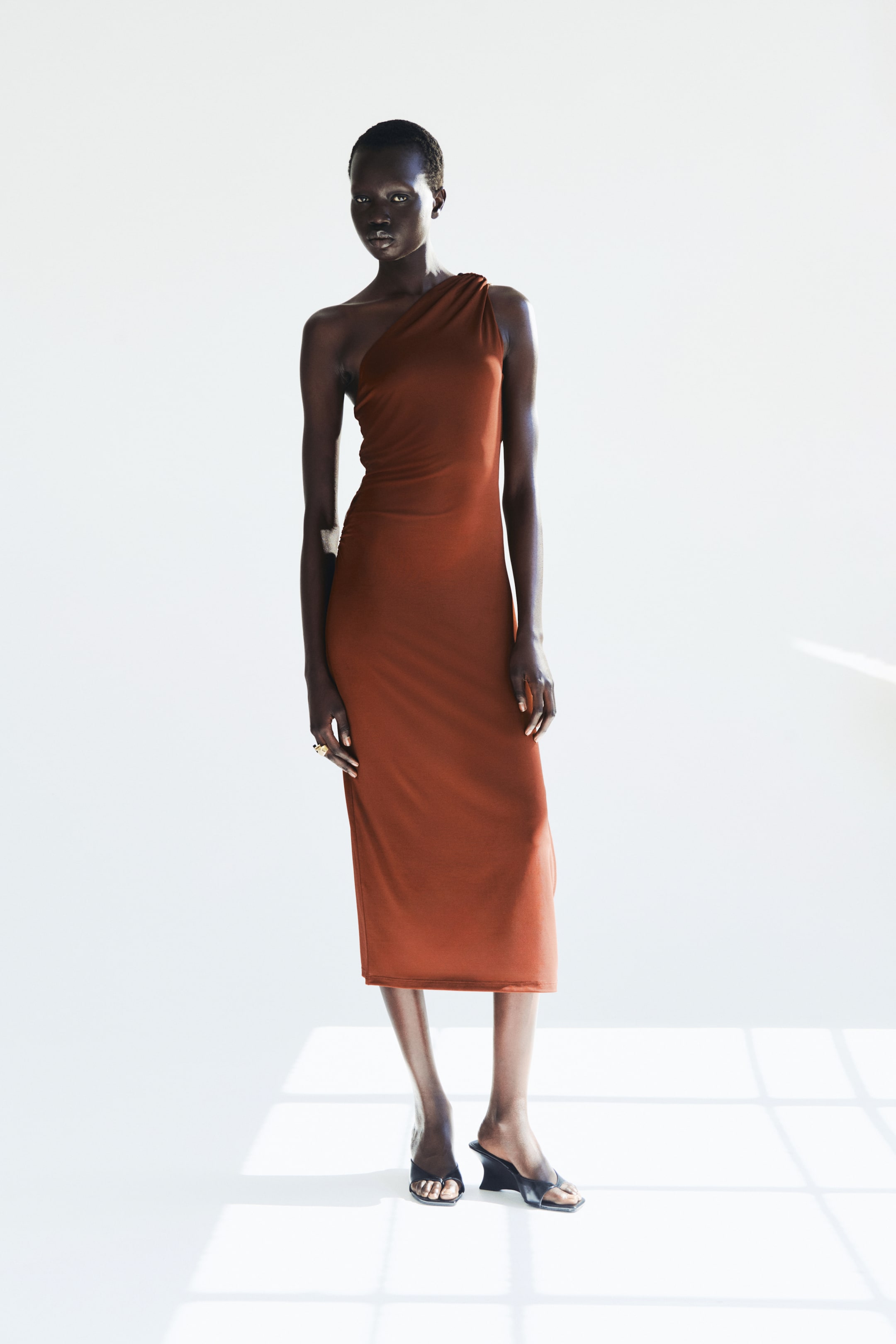 Robe asymétrique avec panneau drapé