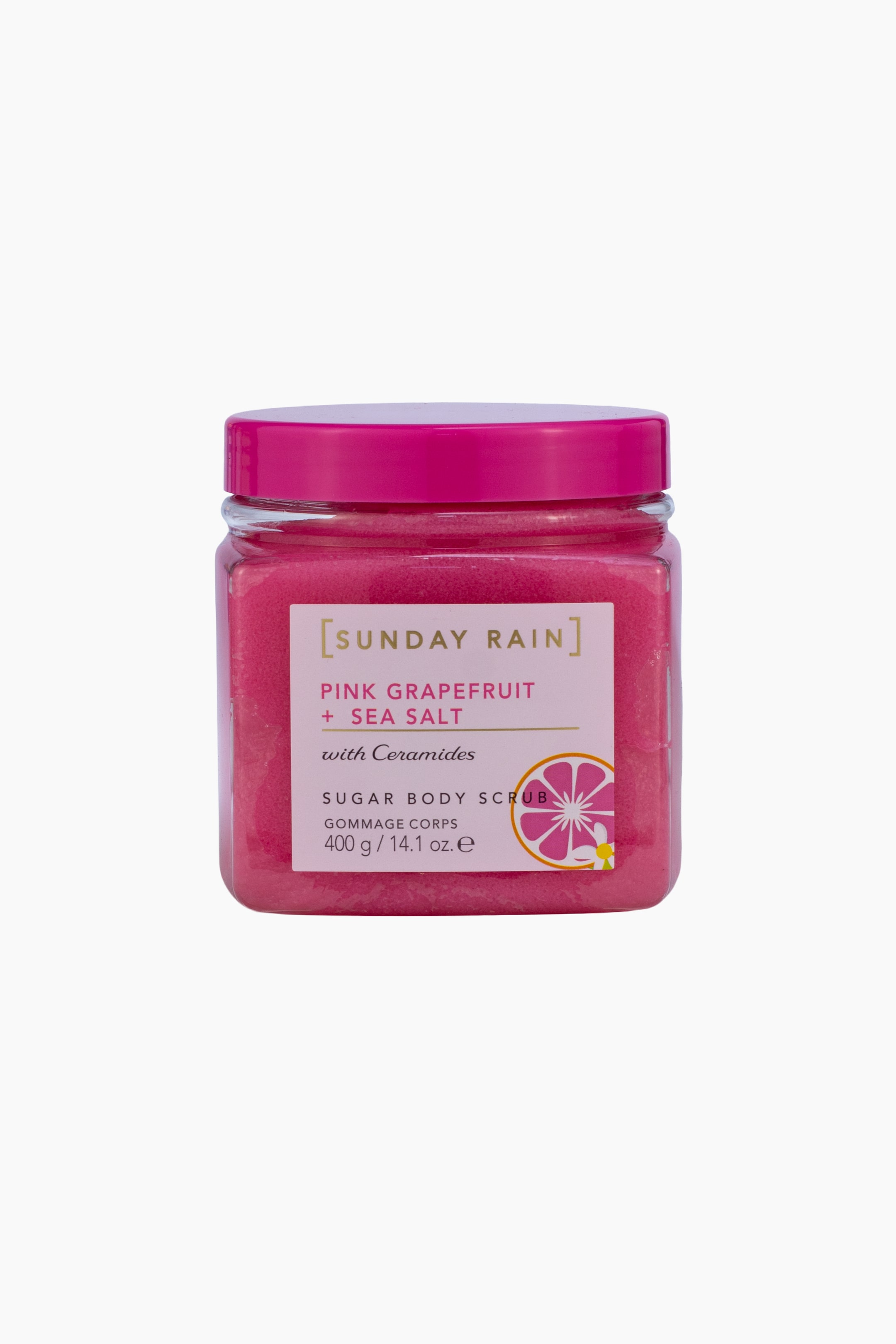 Visa större bild: En framifrån-vänd burk med Sunday Rain sockerbody scrub visar en texturerad rosa formula i en genomskinlig behållare med ett matchande rosa lock. Den ljusrosa etiketten på framsidan visar texten "PINK GRAPEFRUIT + SEA SALT" tillsammans med en stiliserad grapefruktillustration.
