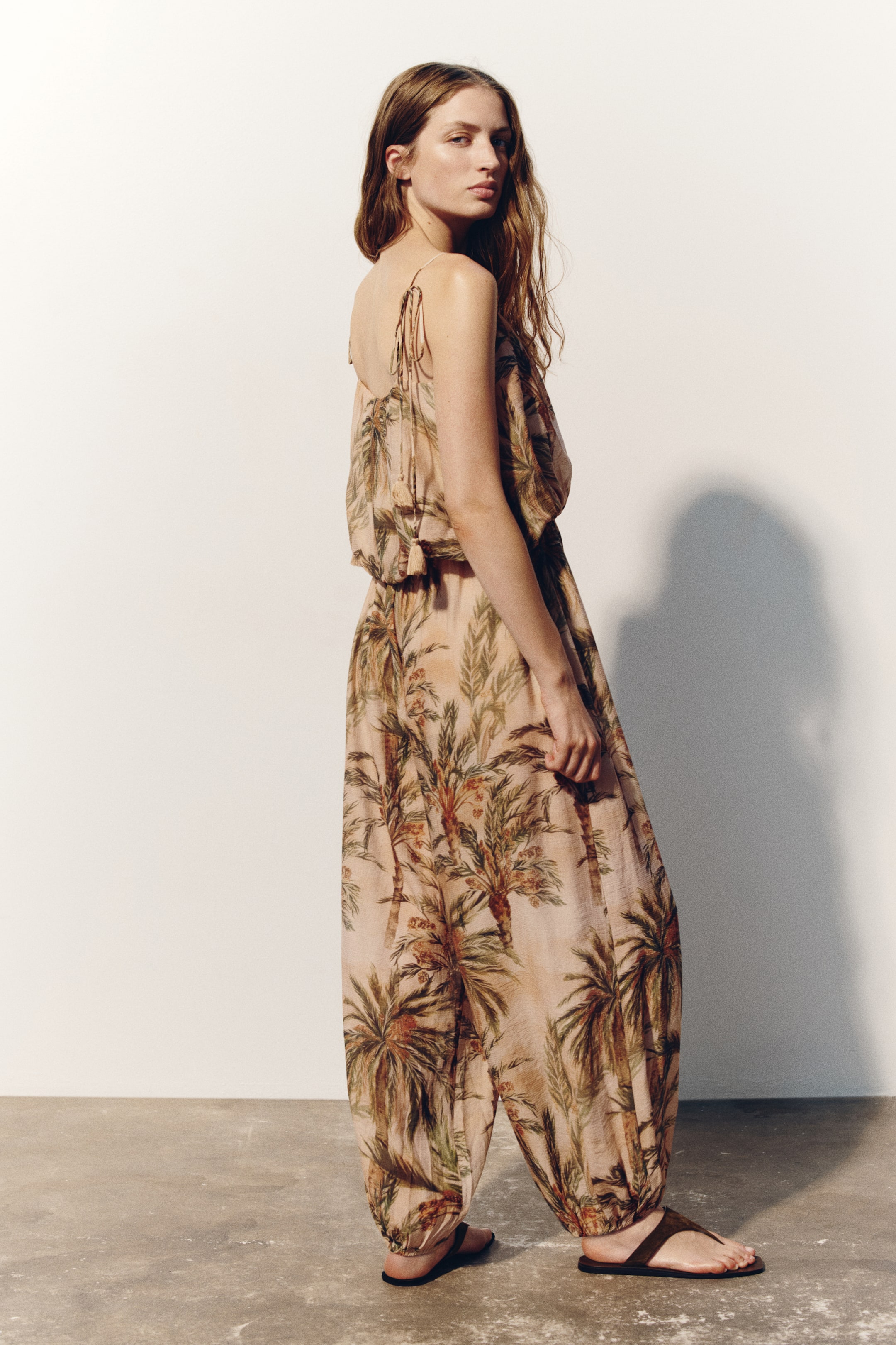 Женские комбинезоны H&M Balloon-Leg Tie-Strap Jumpsuit — фото 5