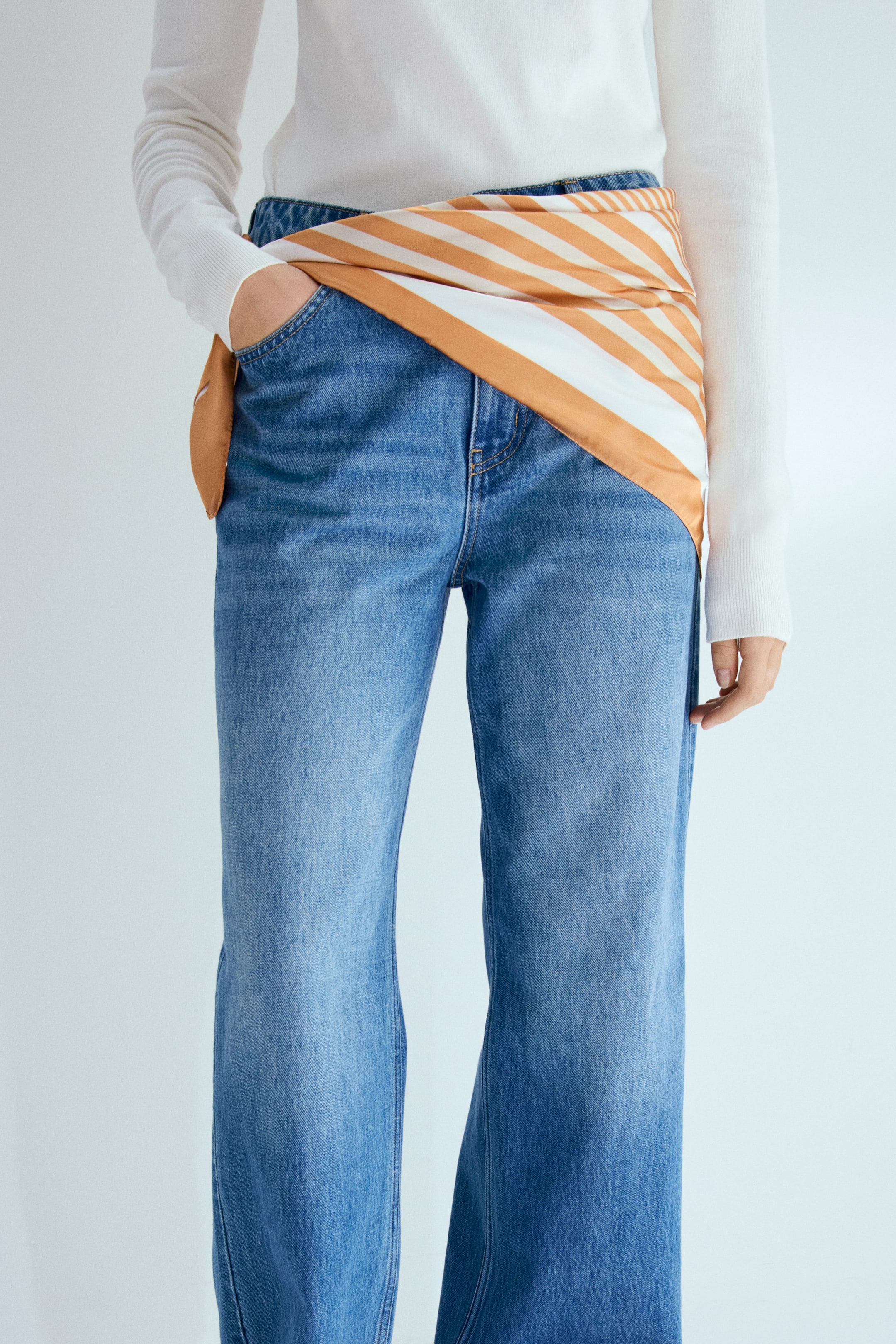 Jean droit taille haute avec détail foulard