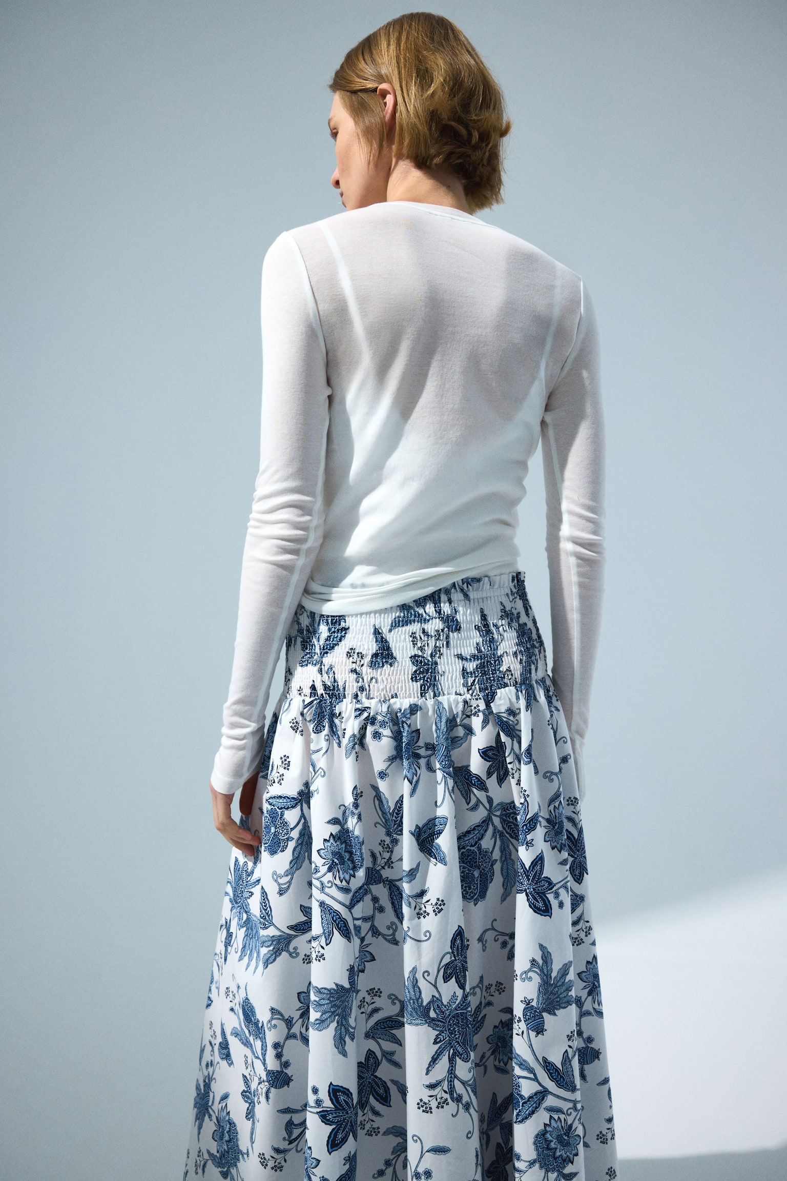 Женская юбка H&M Smocked-Waist, цвет: Белый / Синий с принтом — фото 4