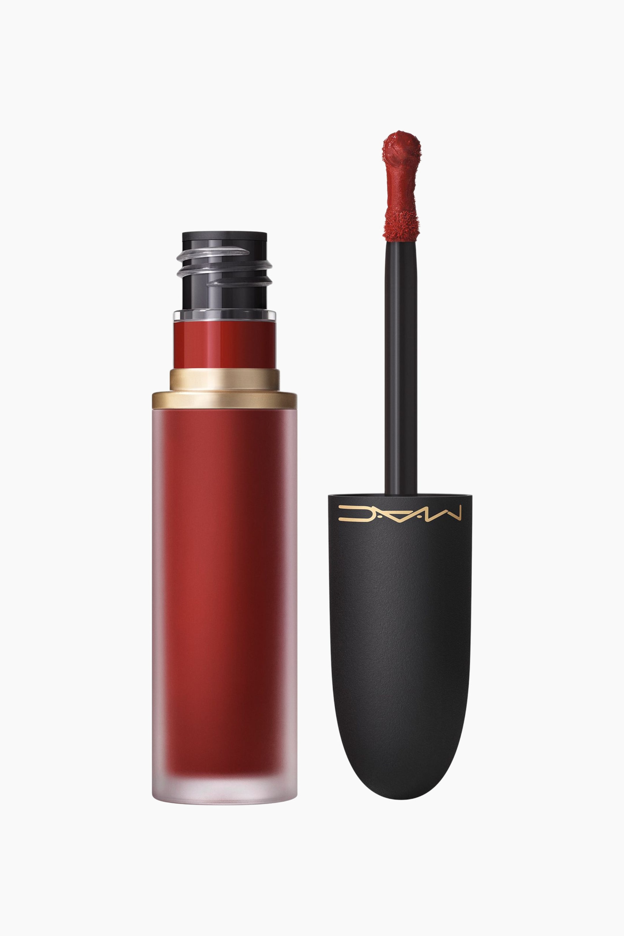 Visa större bild: Ett frostat rött cylindriskt flytande läppstiftstube står upprätt, med ett guldband runt halsen. Den lösa applikatorn, med en svart kork som visar en guld 'MAC'-logotyp, står bredvid tuben, och dess flockade spets är mättad med röd vätska.