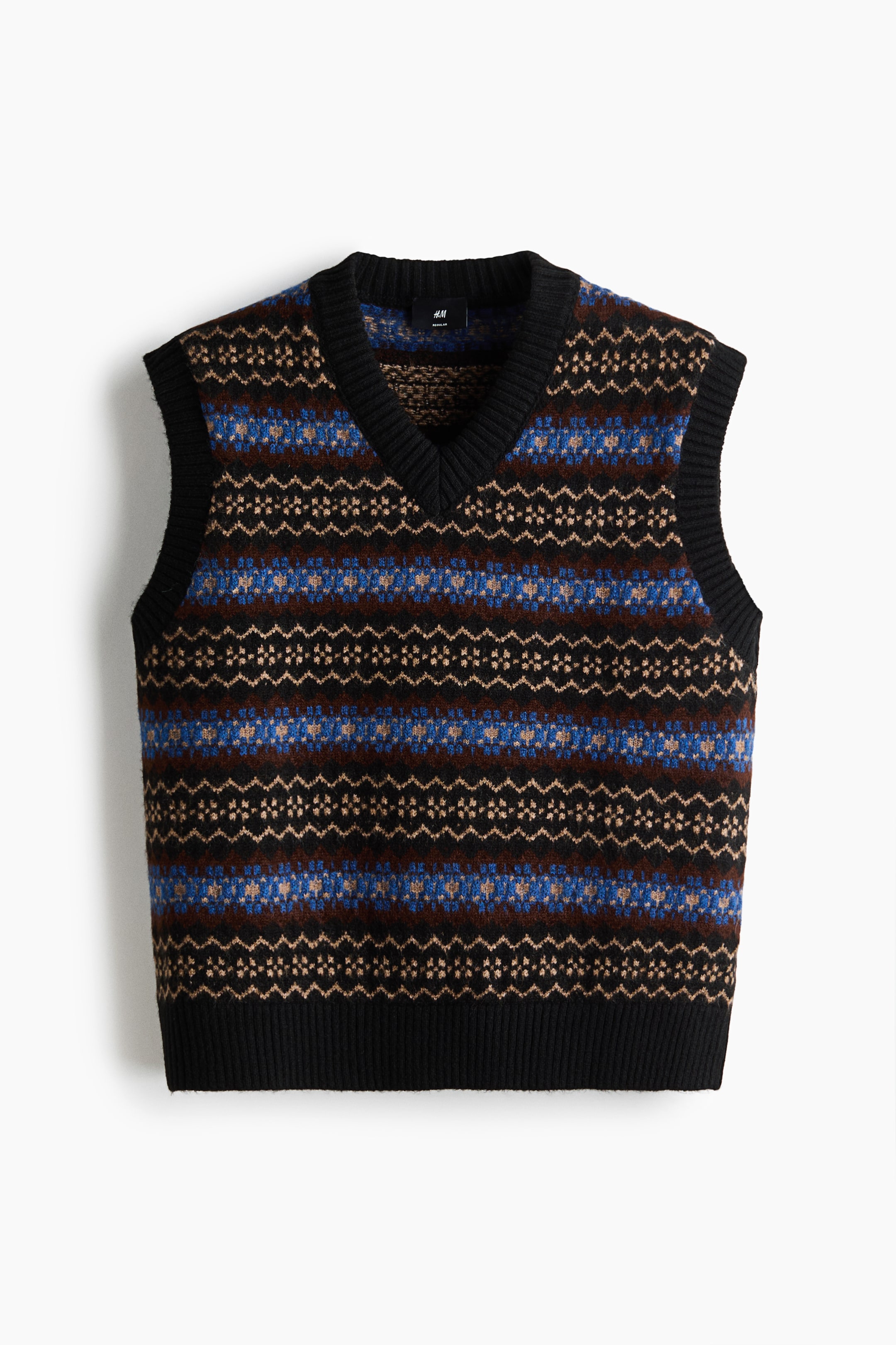 Visualizza l'immagine ingrandita: Un gilet pullover corto dalla vestibilità regolare mette in risalto un motivo jacquard multicolore a maglia, con bande orizzontali di motivi geometrici neri, marroni, beige e blu, in una vista frontale. Il gilet presenta uno scollo a V rifinito a coste nere, giromanica a coste e un ampio orlo a coste.