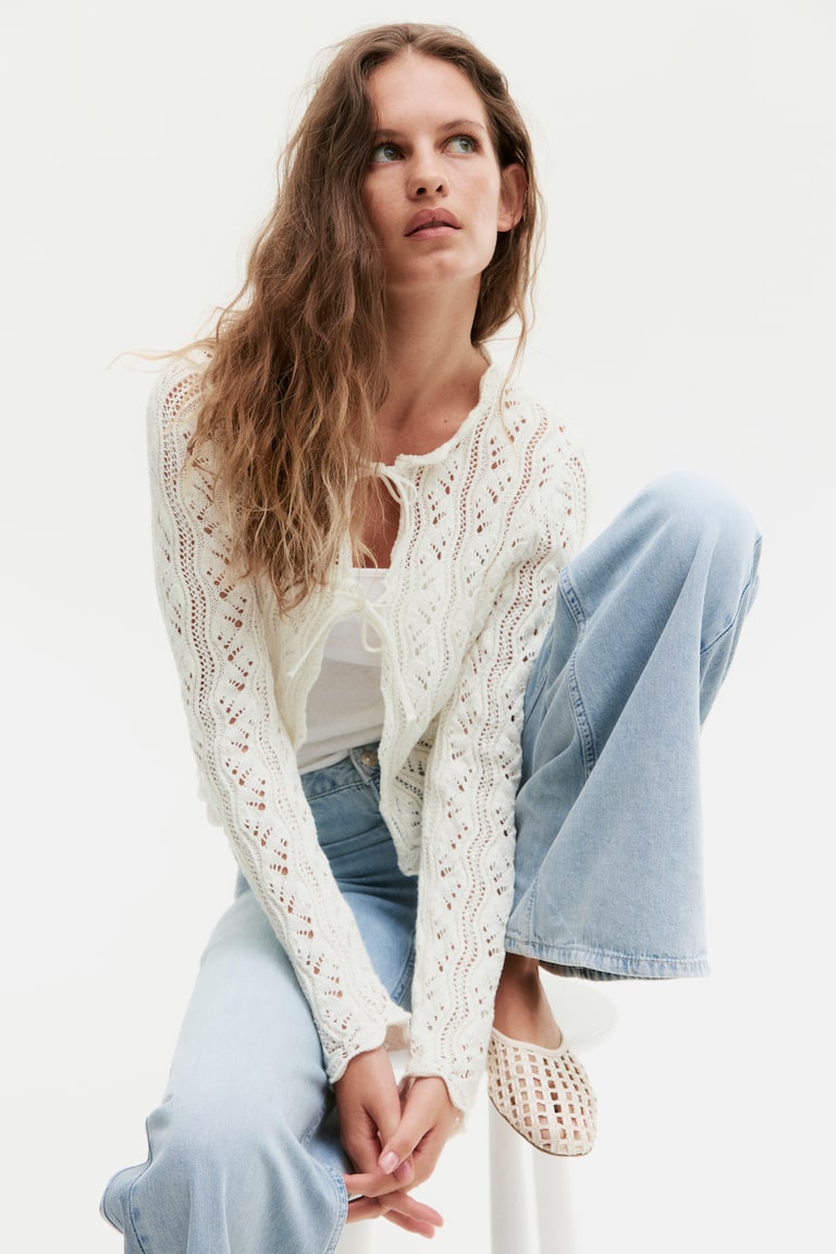 Cardigan in maglia traforata con laccetti davanti