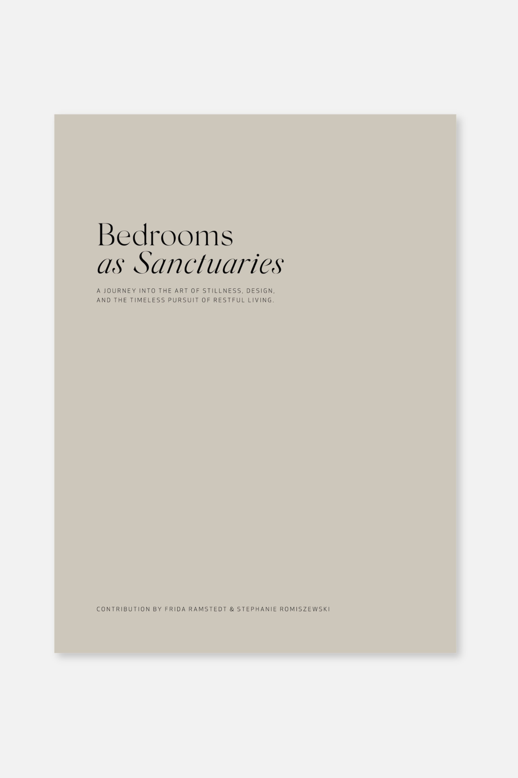 Agrandir l'image: La couverture du livre "Bedrooms as Sanctuaries" présente une surface beige clair avec du texte noir. Le titre principal, "Bedrooms" en police à empattement droite et "as Sanctuaries" en police à empattement italique, est positionné au-dessus d'un texte noir plus petit pour le sous-titre et les contributeurs.