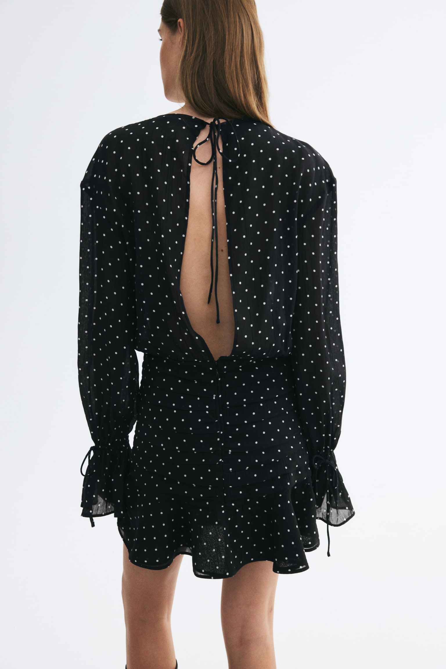 Женское платье H&M Pleated Boat-Neck, цвет: Чёрный / В горошек — фото 4