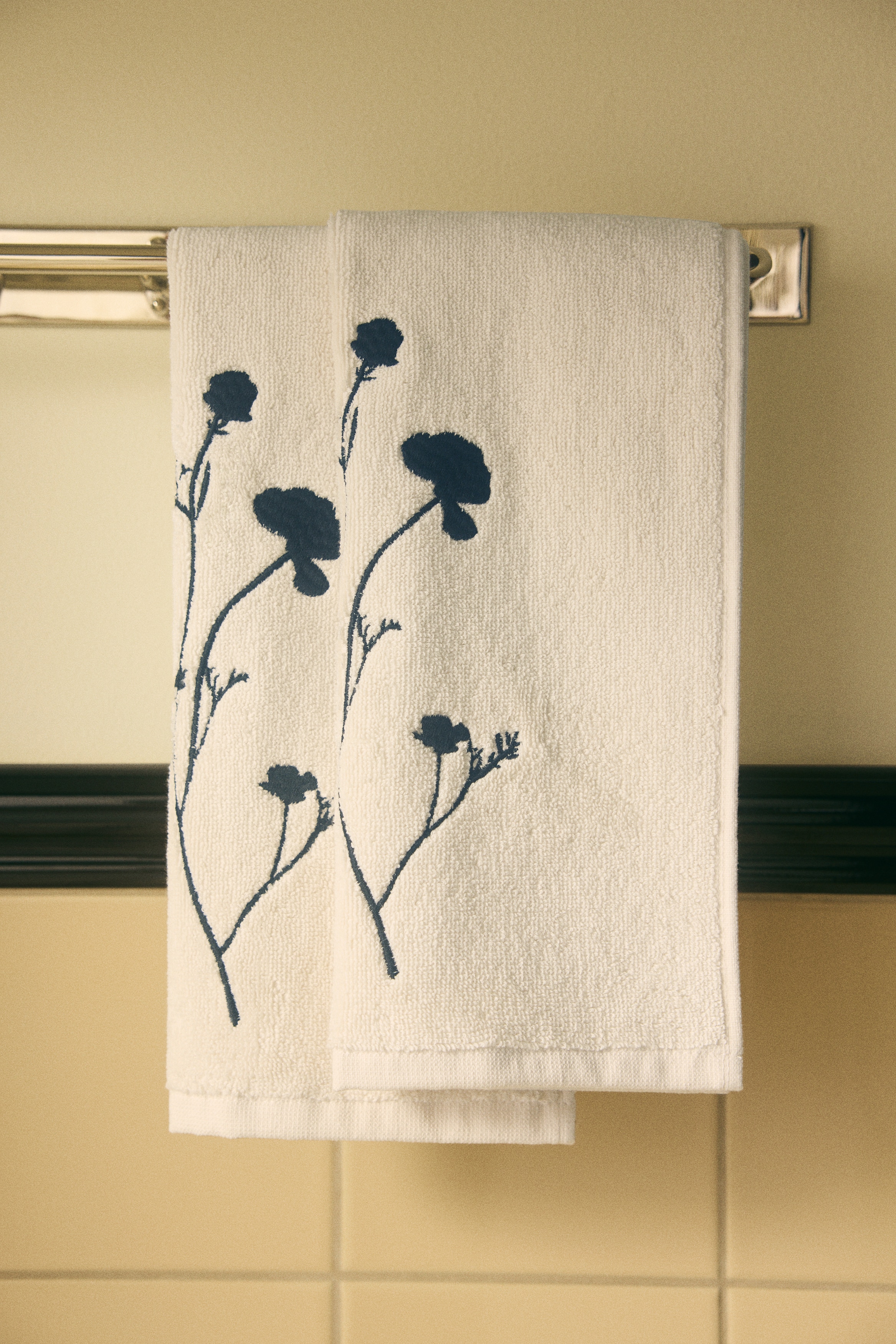 2-pak gæstehåndklæde med broderet detalje - Creme/Blomster
