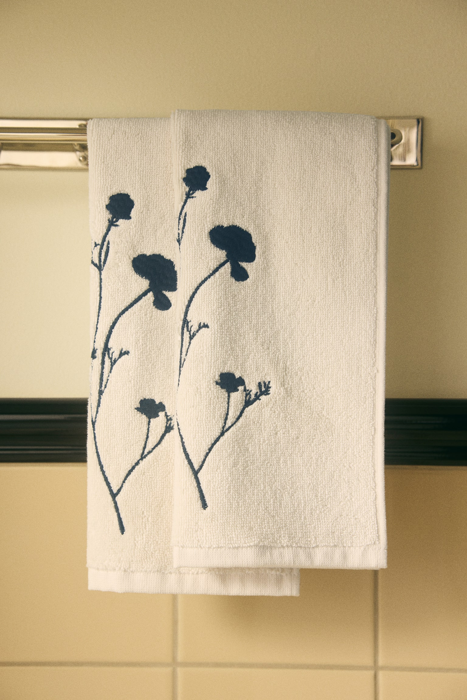 2-pack embroidery-detail guest towels - Cream/Flowers - 1