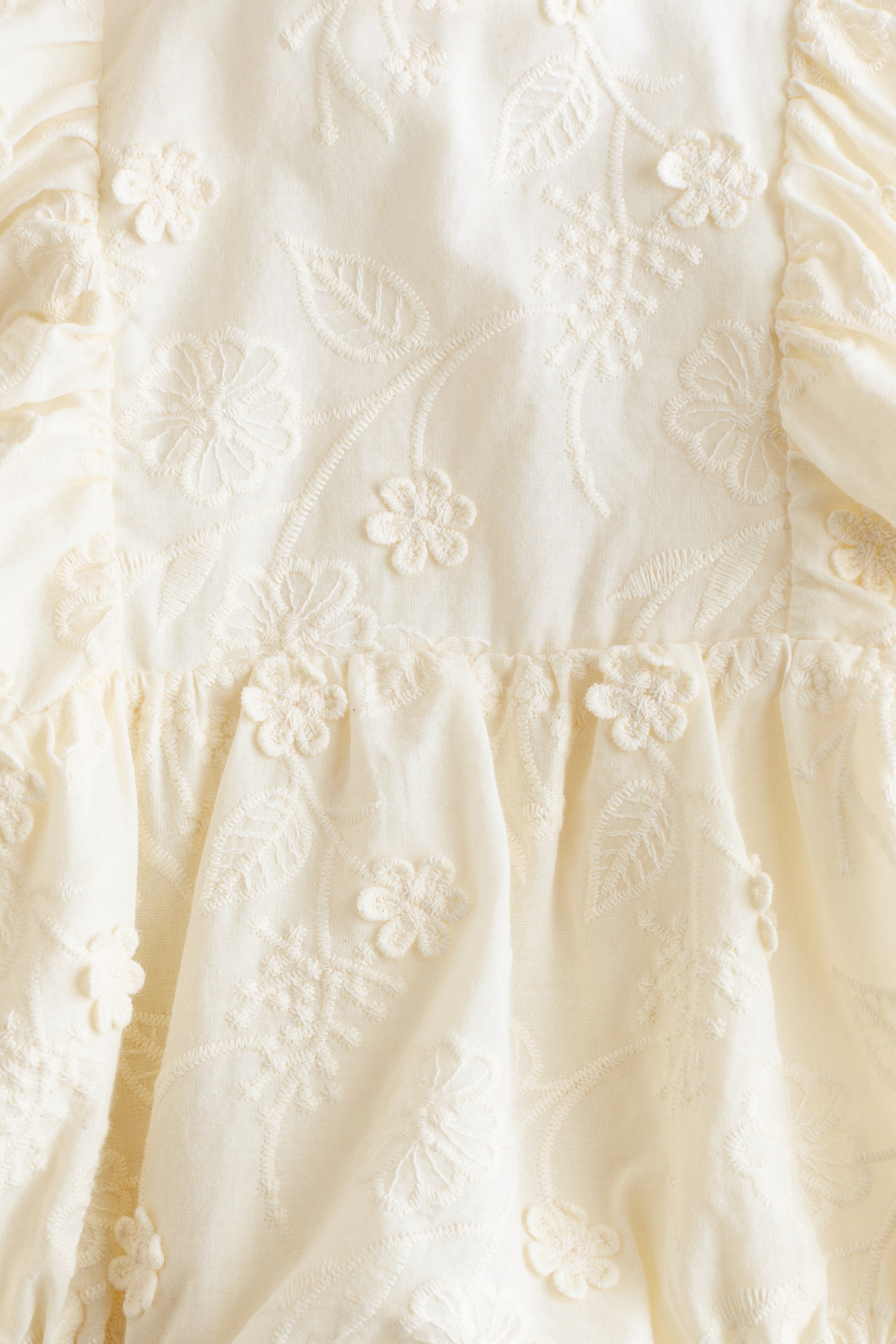 Barboteuse avec broderie anglaise