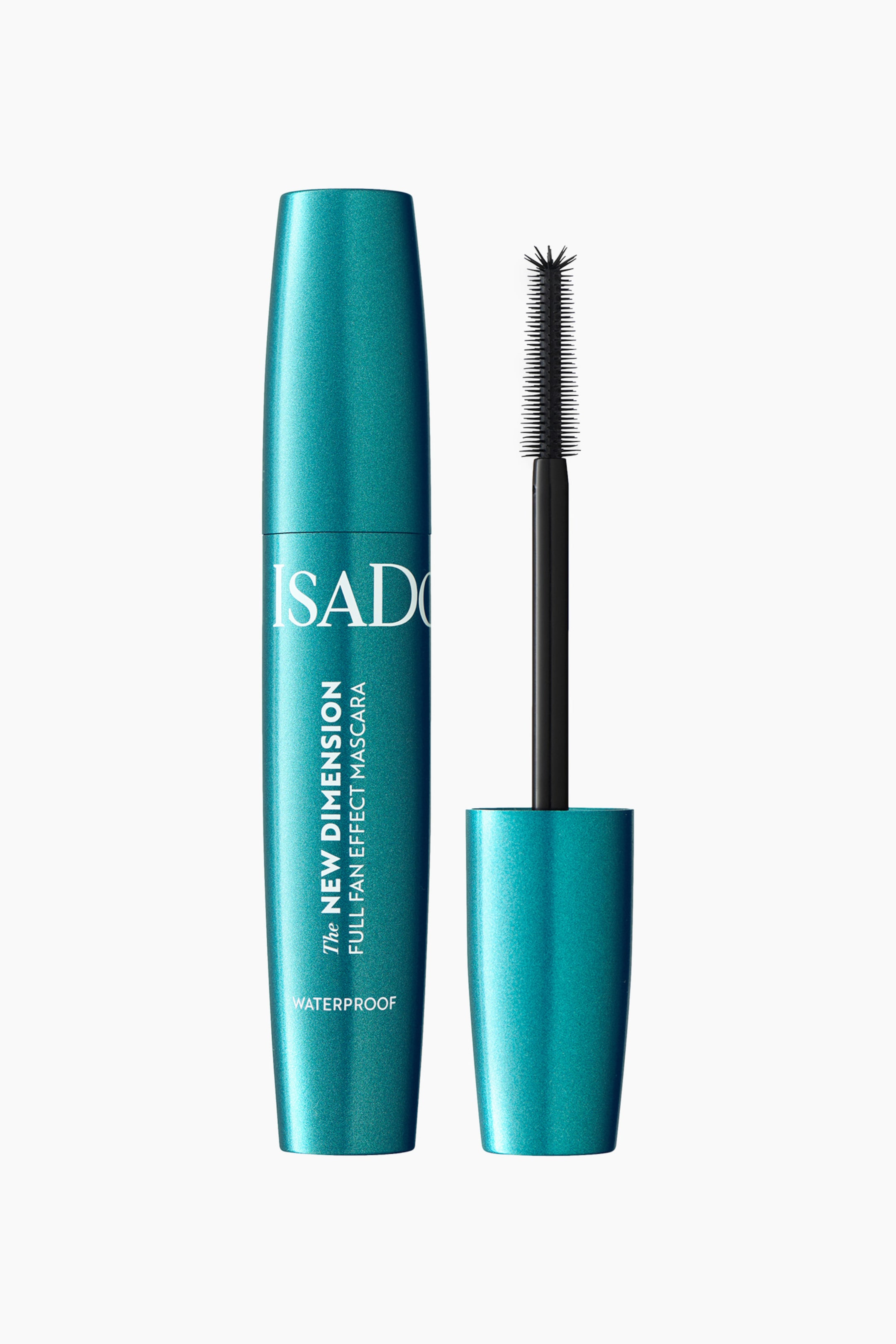 Vis større bilde: En skinnende blågrønn mascaratube står oppreist, med hvit tekst som lyder 'ISADORA' og 'The NEW DIMENSION FULL FAN EFFECT MASCARA WATERPROOF.' Den svarte applikatoren, med tette børstehår, står også oppreist til høyre, med det matchende blågrønne lokket plassert under applikatoren.
