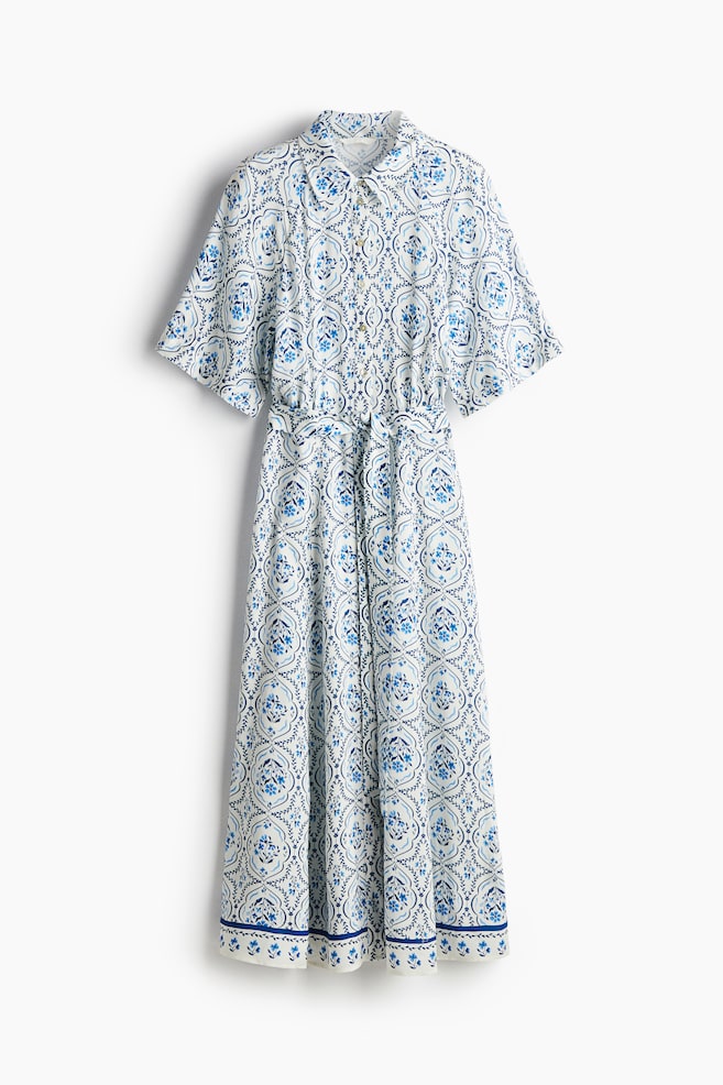 Robe chemise avec ceinture à nouer - Blanc/motif bleu/Crème/motif zébré/Beige/imprimé léopard/Noir/Bleu vif/motif blanc/Noir/fleuri/Beige clair/imprimé léopard/Blanc/rouge/fleuri/Noir/Crème/motif noir/Bleu marine/Blanc/motif vert/Beige foncé/imprimé léopard - 1