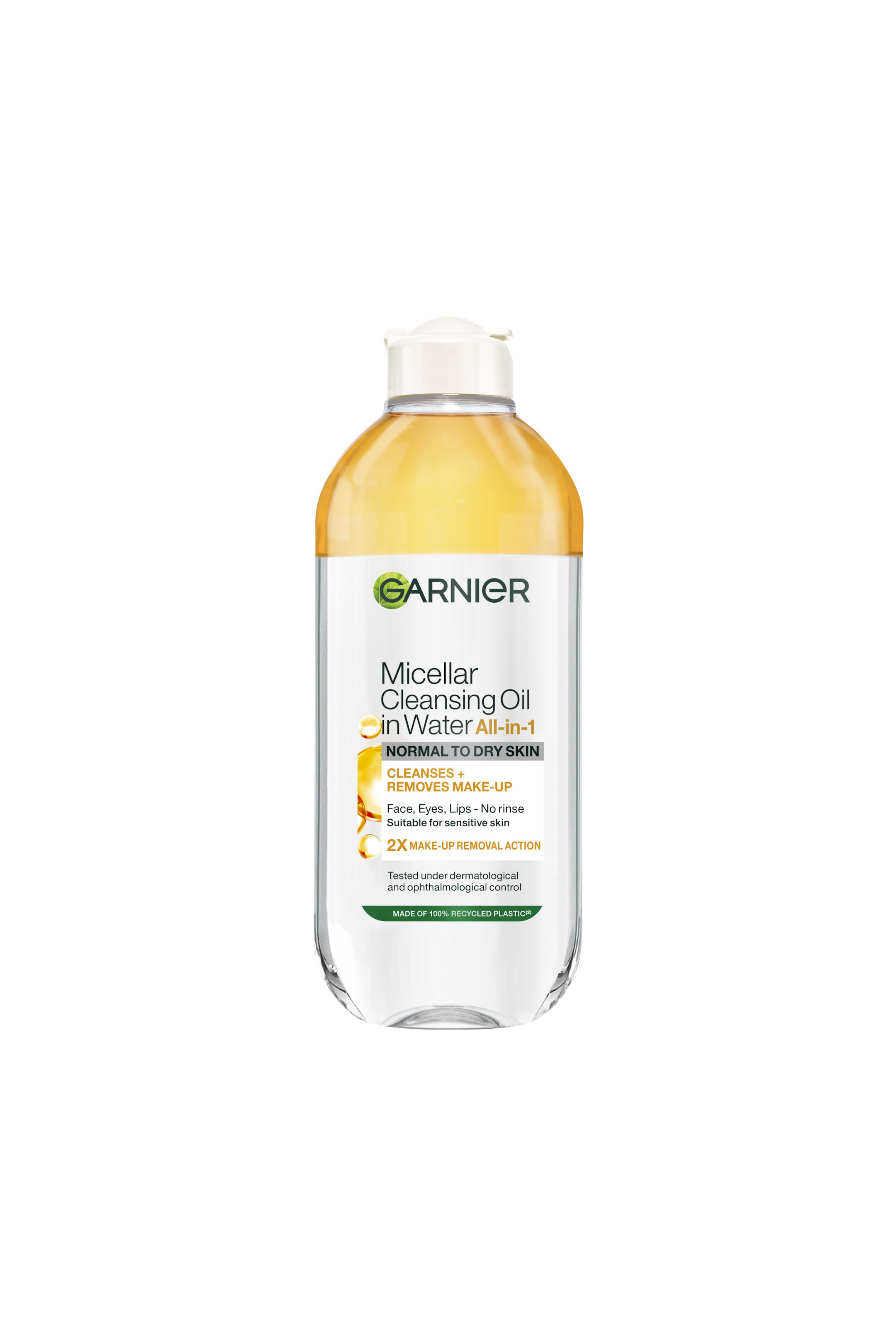 Se større billede: Garnier Micellar Cleansing Oil in Water All-in-1-flasken står oprejst i en frontvendt visning og fremviser en tofaset væske med et gyldent olielag, der flyder oven på et klart vandlag. Den gennemsigtige plastflaske har en hvid flip-top-hætte og en hvid etiket, der beskriver dens rensende egenskaber og evne til at fjerne makeup til normal til tør hud.