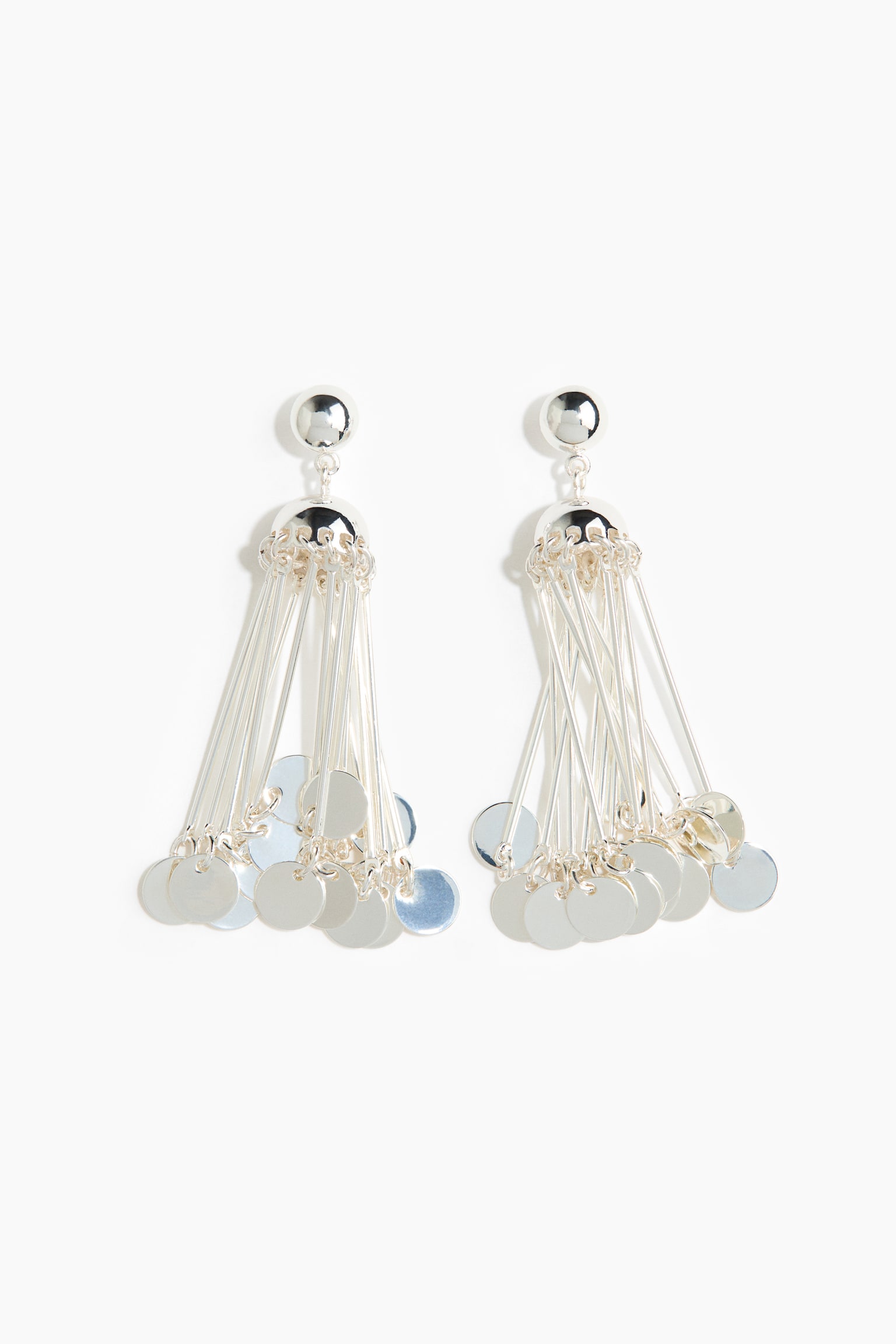Ein Paar silberfarbener OhrhÃ¤nger ist von vorne zu sehen und besteht aus einem kleinen kugelfÃ¶rmigen Stecker, der mit einer kuppelfÃ¶rmigen Kappe verbunden ist. Mehrere dÃ¼nne, metallische StÃ¤be hÃ¤ngen in einem quastenartigen Design von der Kappe herab, wobei jeder Stab mit einer kleinen, flachen, kreisfÃ¶rmigen Scheibe endet. - 1