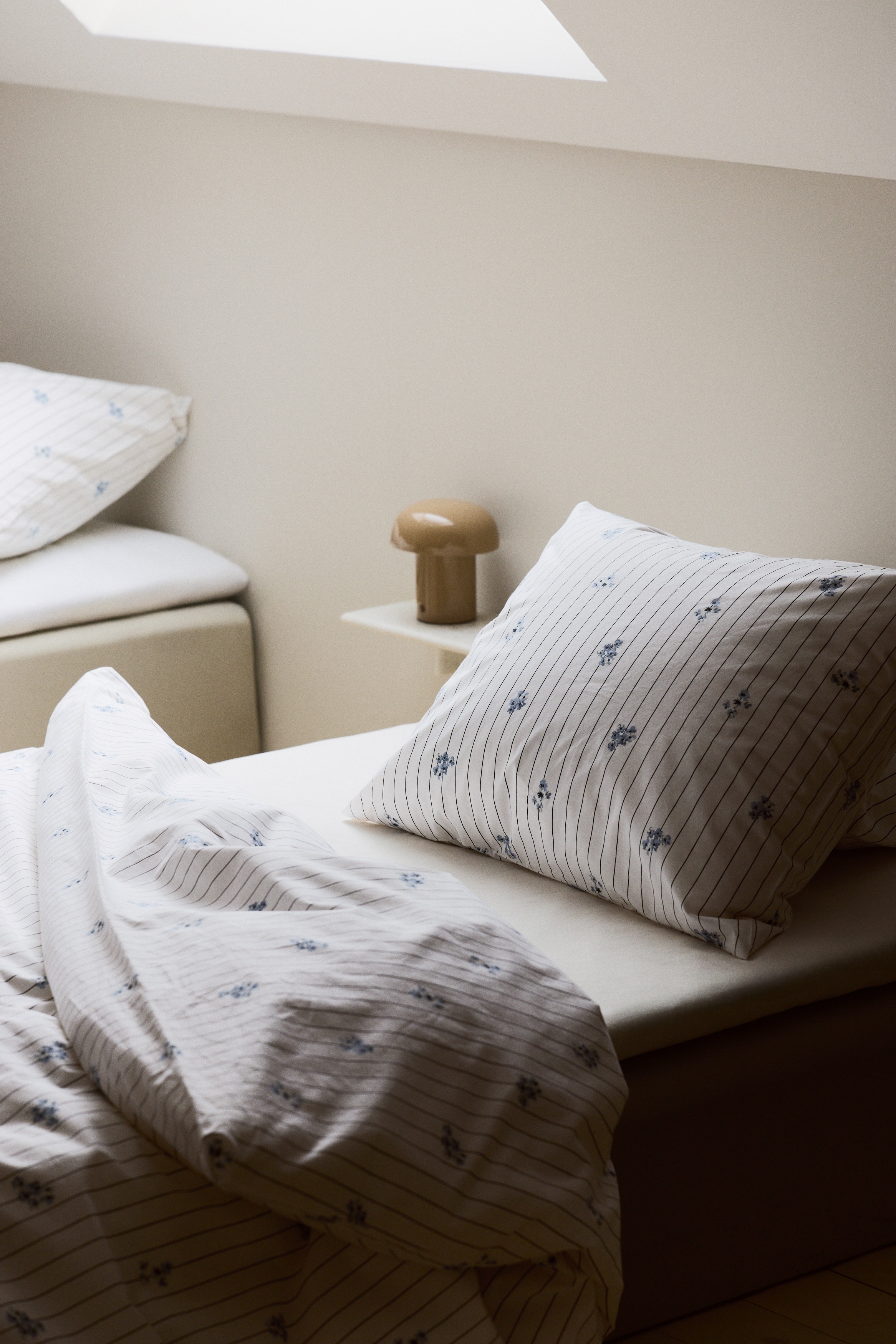 Enkelt påslakanset i bomullspercale - Vit/Blommig