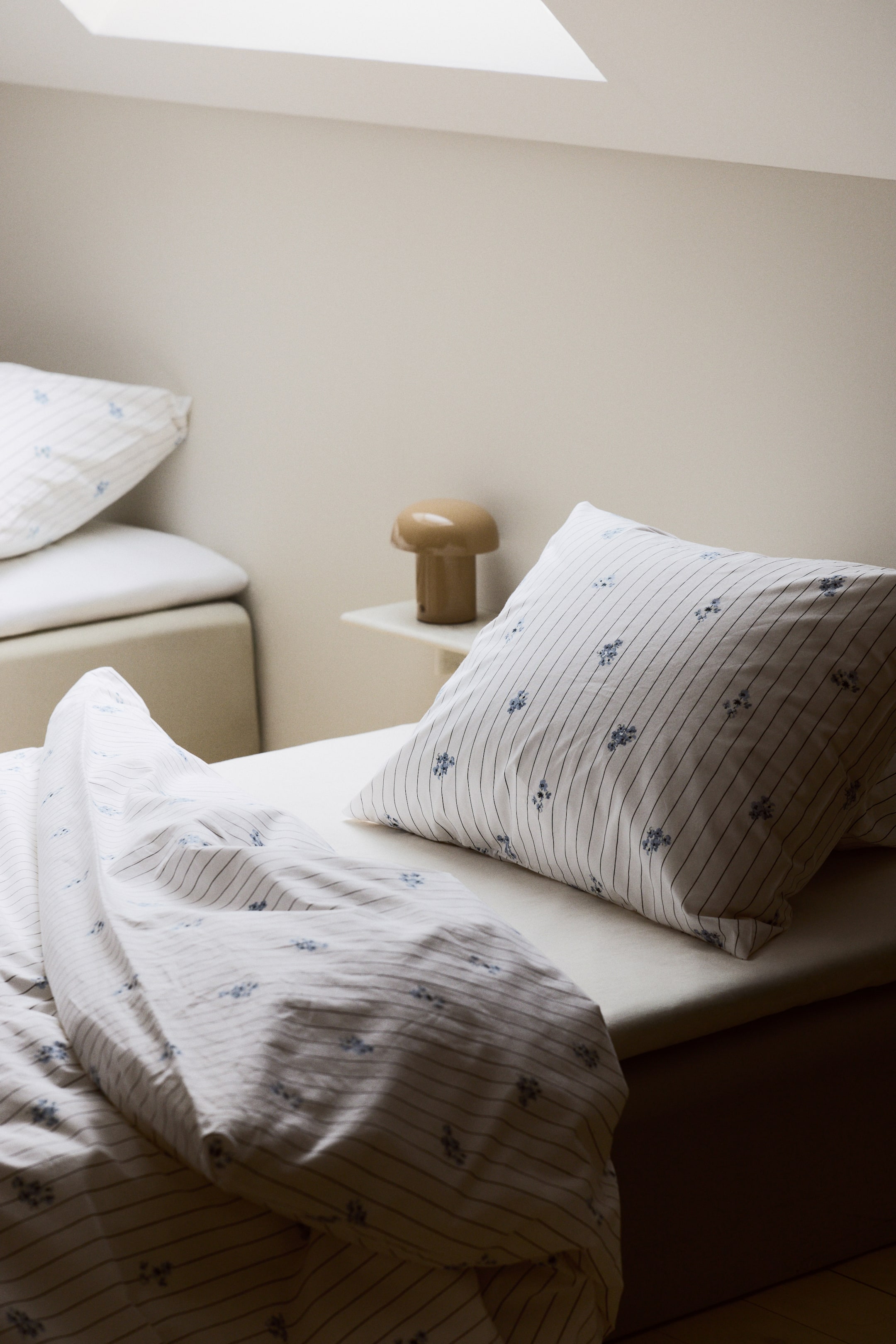 Grotere afbeelding bekijken: Dekbedset van perkalkatoen - eenpersoons - Wit/bloemen - HOME | H&M NL 1