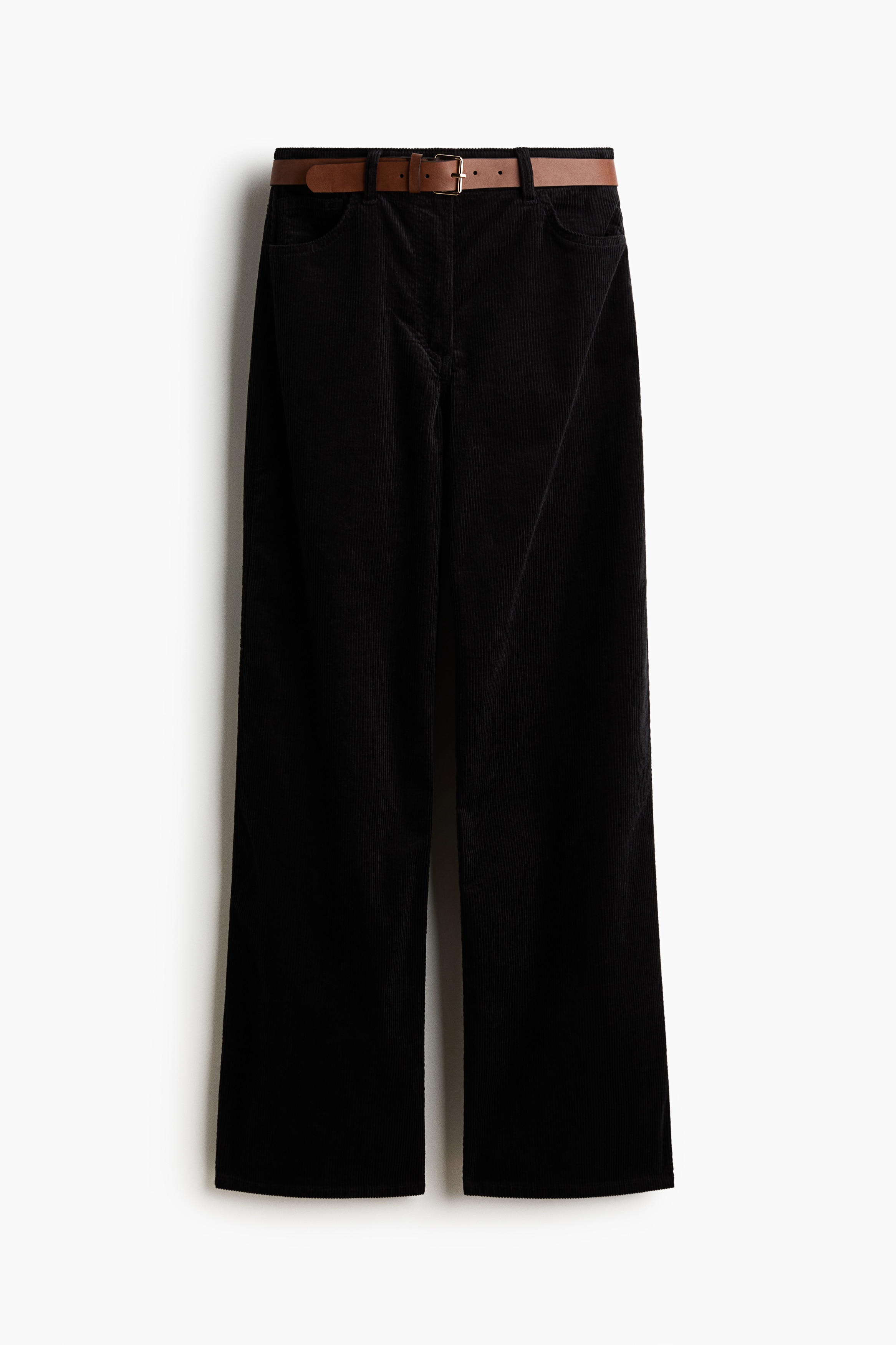Schwarze Cordhose in einer Frontansicht mit hohem Bund, geradem Beinverlauf und abnehmbarem braunem Gürtel. Die Hose wird mit einem in den Bund gesteckten, gestreiften Button-up-Hemd gestylt, um die Taille und die vorderen Taschen hervorzuheben.