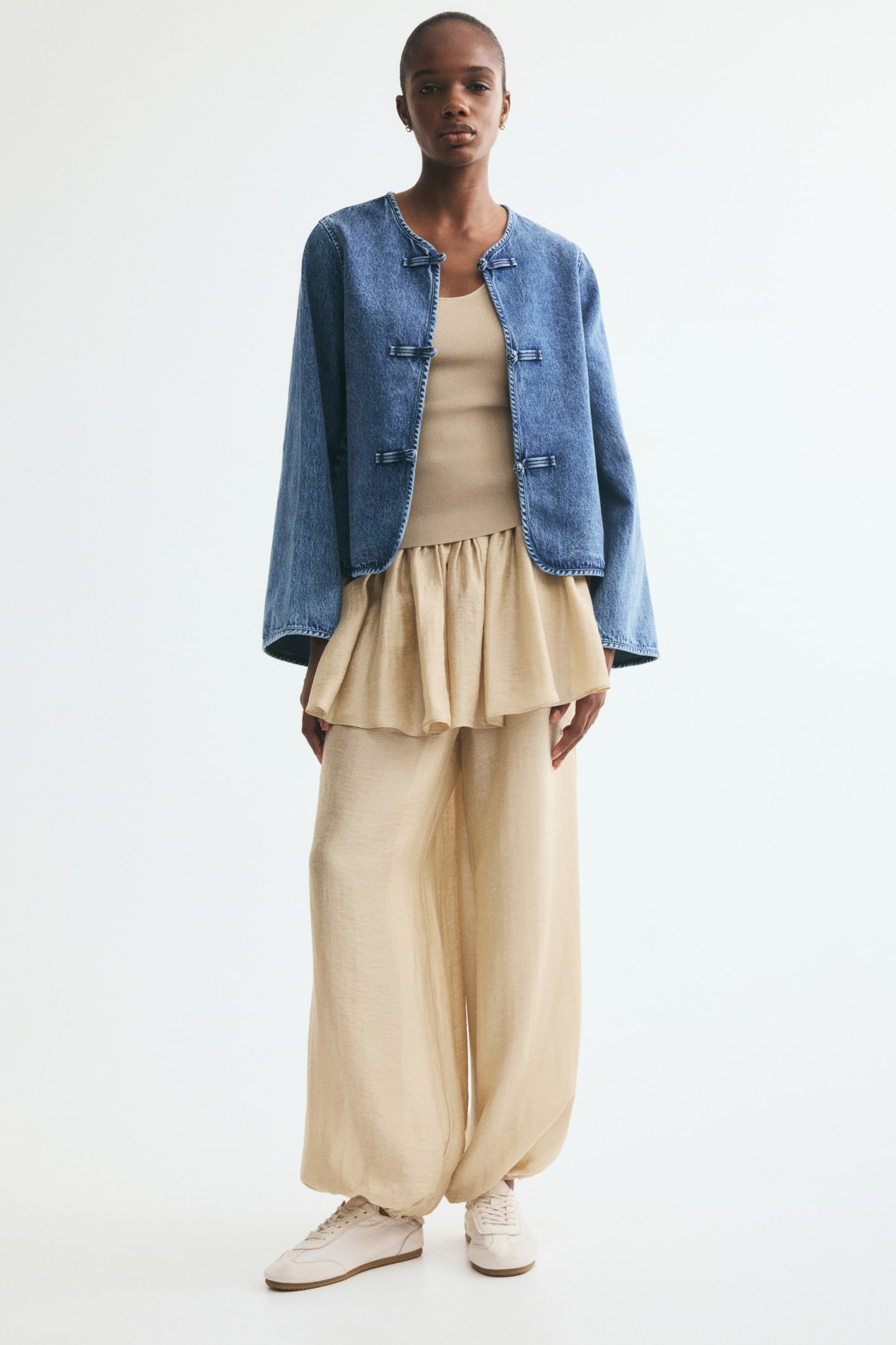 Женские куртки H&M Knot-Button Denim Jacket — фото 3