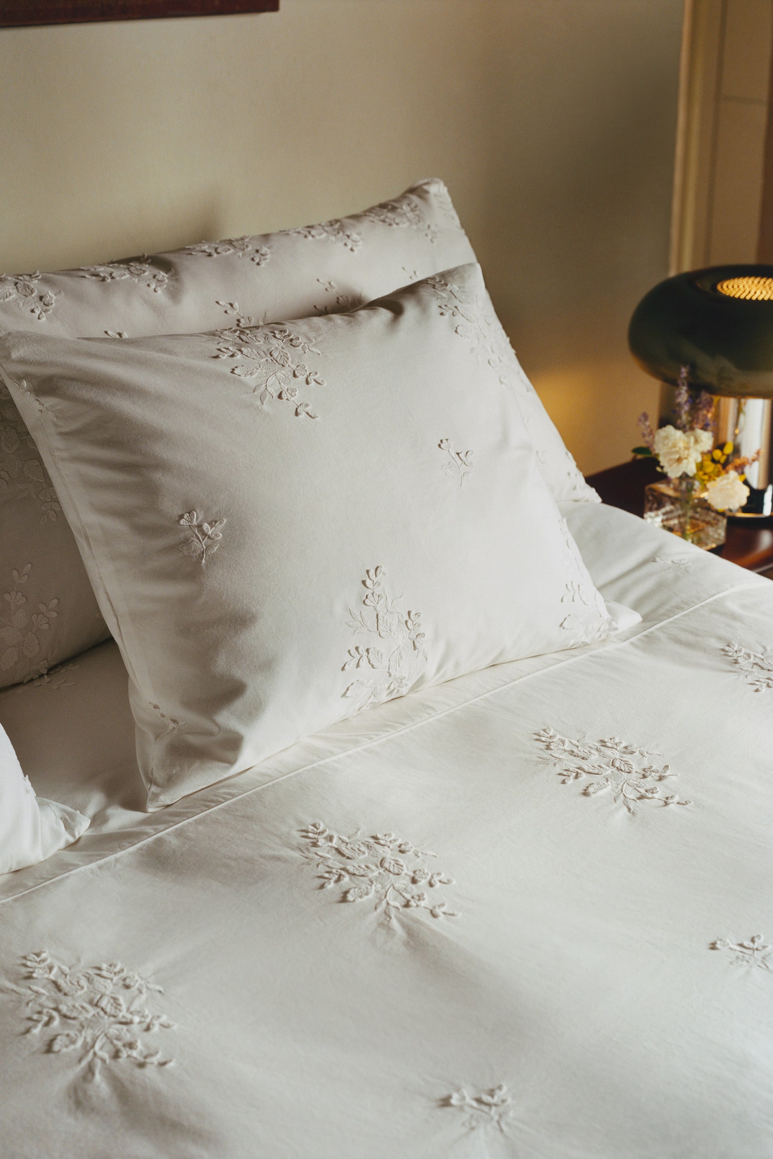 ציפית כותנה עם דיטיילים רקומים - לבן/פרחוני - 3