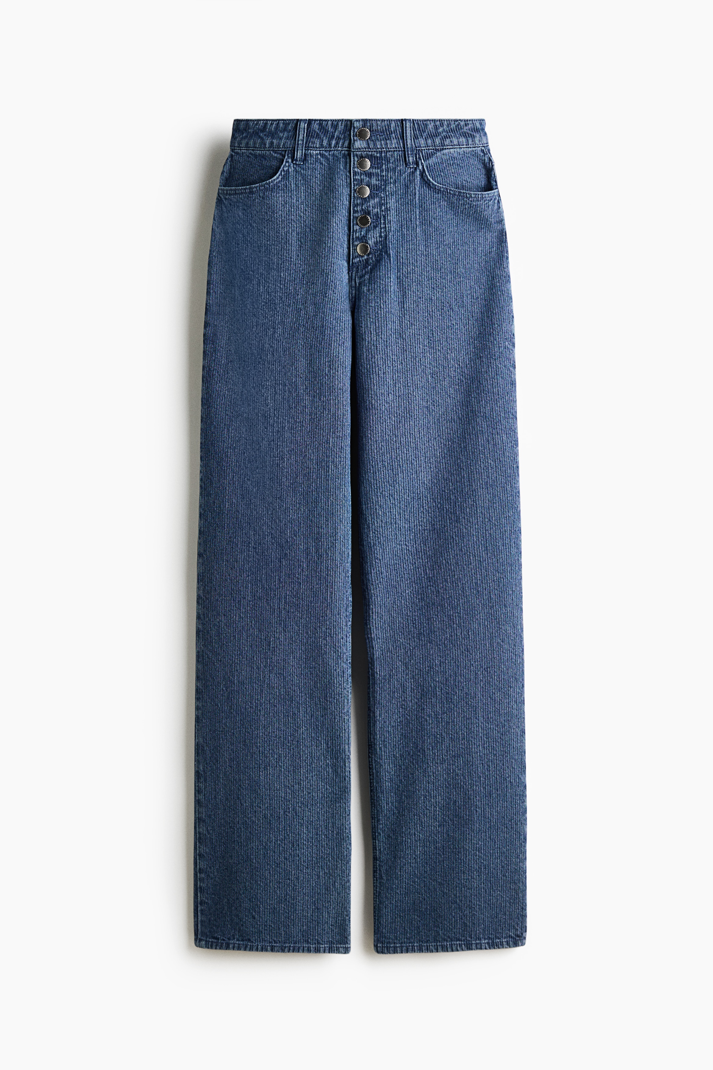 Chiáº¿c quáº§n jeans á»ng Äá»©ng mÃ u xanh lÃ m tá»« denim cotton dá»t gÃ¢n ÄÆ°á»£c ngÆ°á»i máº«u máº·c, vá»i phom regular fit á» eo vÃ  dÃ¡ng rá»ng hÆ¡n tá»« pháº§n á»ng quáº§n xuá»ng. Quáº§n jeans ÄÆ°á»£c phá»i cÃ¹ng Ã¡o cardigan dÃ i tay mÃ u xÃ¡m cÃ³ chi tiáº¿t buá»c phÃ­a trÆ°á»c vÃ  giÃ y mÅ©i nhá»n mÃ u tá»i.