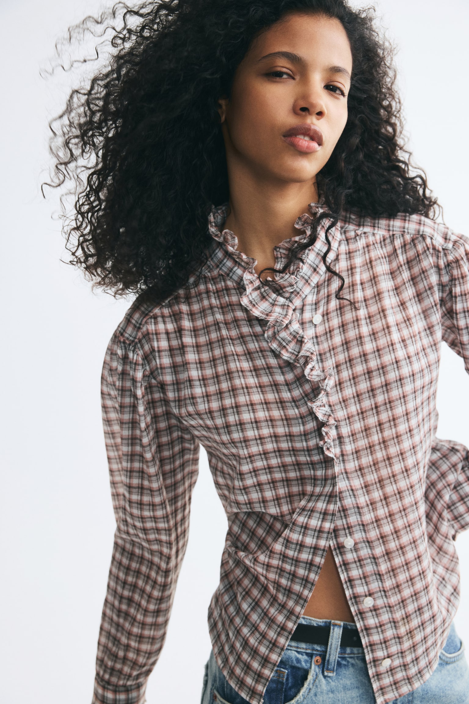Женская блузка H&M Ruffle-Trimmed Blouse, цвет: Кремовый / Клетчатый — фото 4