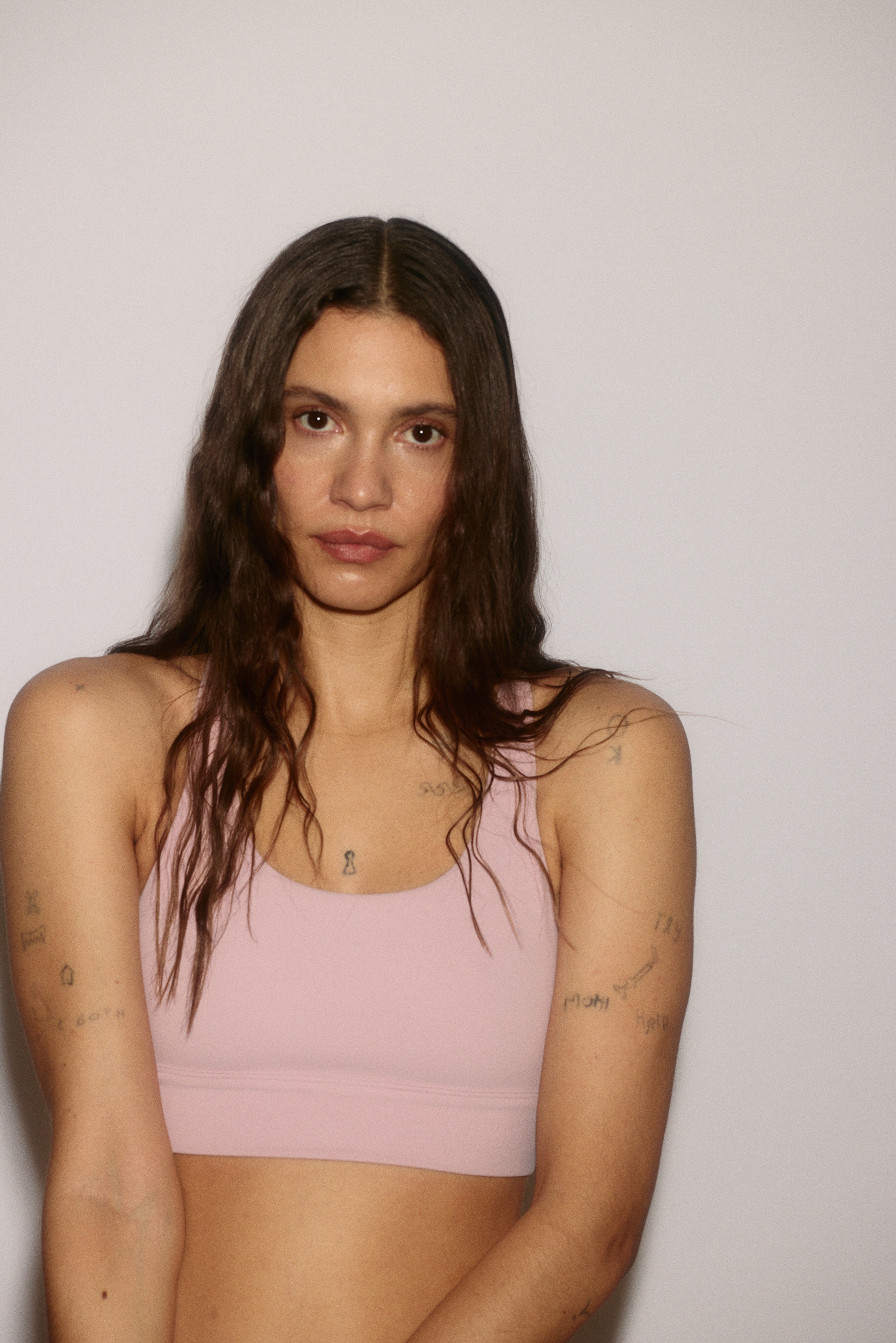 ミディアムサポートスポーツブラ SoftMove™ - ミッドブラッシュピンク/ブラック/アンティークローズ/アイボリー/ダークブラウン/フロスティライラック/ライトアプリコット/オーベルジーヌパープル/ダークベージュ/ブライトレッド