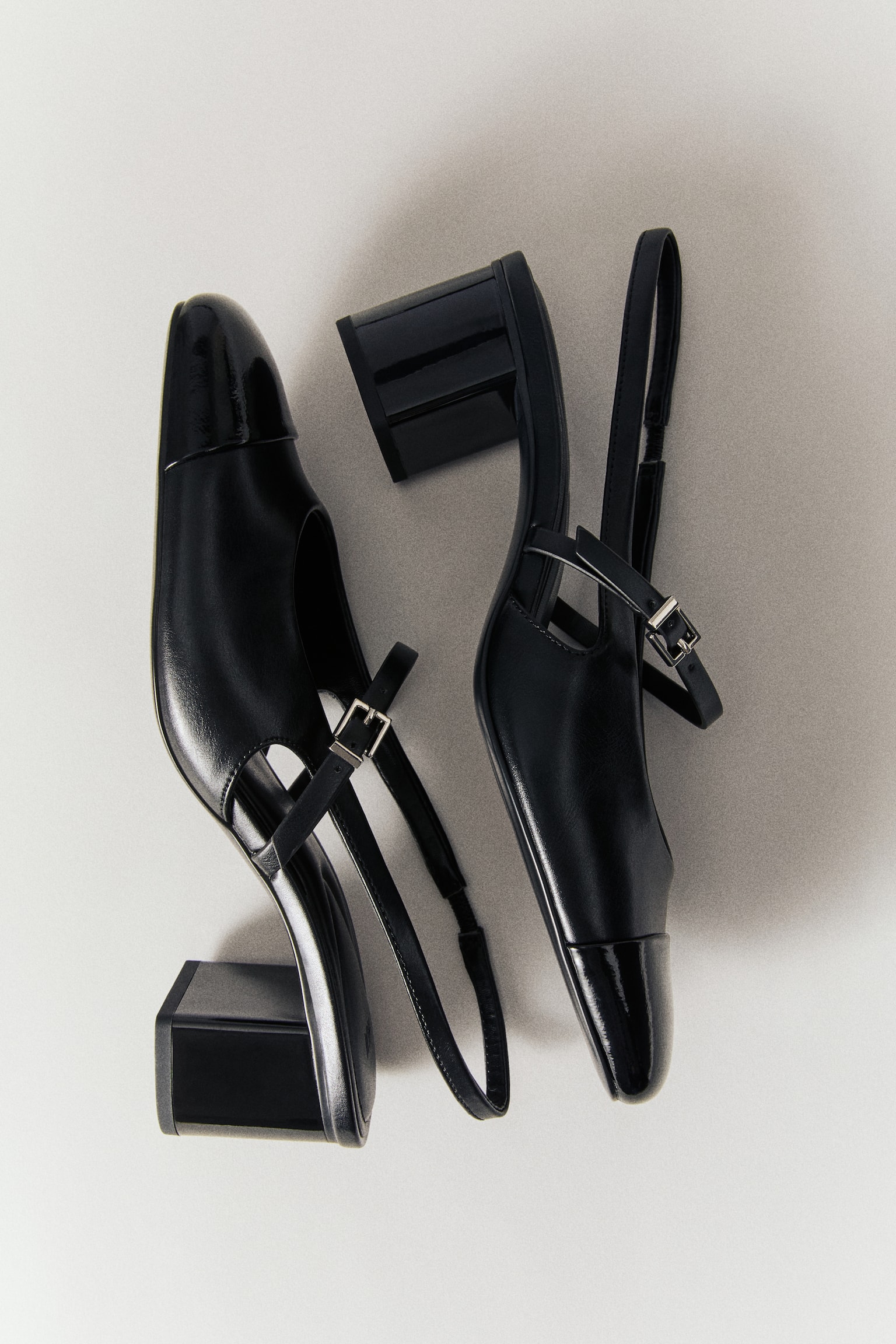 Ð§Ð¾ÑÐ½Ñ slingback Ð½Ð° Ð±Ð»Ð¾ÑÐ½Ð¾Ð¼Ñ Ð¿ÑÐ´Ð±Ð¾ÑÑ Ð· Ð¿Ð¾ÐºÑÐ¸ÑÐ¾Ñ ÑÐºÐ°Ð½Ð¸Ð½Ð¸ Ð»ÐµÐ¶Ð°ÑÑ Ð¿Ð»Ð°ÑÐºÐ¾, Ð´ÐµÐ¼Ð¾Ð½ÑÑÑÑÑÑÐ¸ ÑÐ²ÑÐ¹ Ð´Ð¸Ð·Ð°Ð¹Ð½ Ñ Ð²ÐµÑÑÐ½ÑÐ¾Ð¼Ñ ÑÐ°ÐºÑÑÑÑ. ÐÐ° Ð²Ð·ÑÑÑÑ Ð²Ð¸Ð´Ð½Ð¾ Ð³Ð»ÑÐ½ÑÐµÐ²Ñ Ð»Ð°ÐºÐ¾Ð²Ð°Ð½Ñ ÐºÐ²Ð°Ð´ÑÐ°ÑÐ½Ñ Ð½Ð¾ÑÐºÐ¸, Ð²ÑÐ·ÑÐºÑ ÑÐµÐ³ÑÐ»ÑÐ¾Ð²Ð°Ð½Ñ ÑÐµÐ¼ÑÐ½ÑÑ Ð½Ð° Ð¿ÑÐ´Ð¹Ð¾Ð¼Ñ Ð· Ð¼ÐµÑÐ°Ð»ÐµÐ²Ð¸Ð¼Ð¸ Ð¿ÑÑÐ¶ÐºÐ°Ð¼Ð¸ ÑÑÑÐ±Ð»ÑÑÑÐ¾Ð³Ð¾ Ð²ÑÐ´ÑÑÐ½ÐºÑ, ÐµÐ»Ð°ÑÑÐ¸ÑÐ½Ñ Ð¿âÑÑÐºÐ¾Ð²Ñ ÑÐµÐ¼ÑÐ½ÑÑ ÑÐ° Ð¼Ð°ÑÐ¸Ð²Ð½Ñ Ð±Ð»Ð¾ÑÐ½Ñ Ð¿ÑÐ´Ð±Ð¾ÑÐ¸. - 1