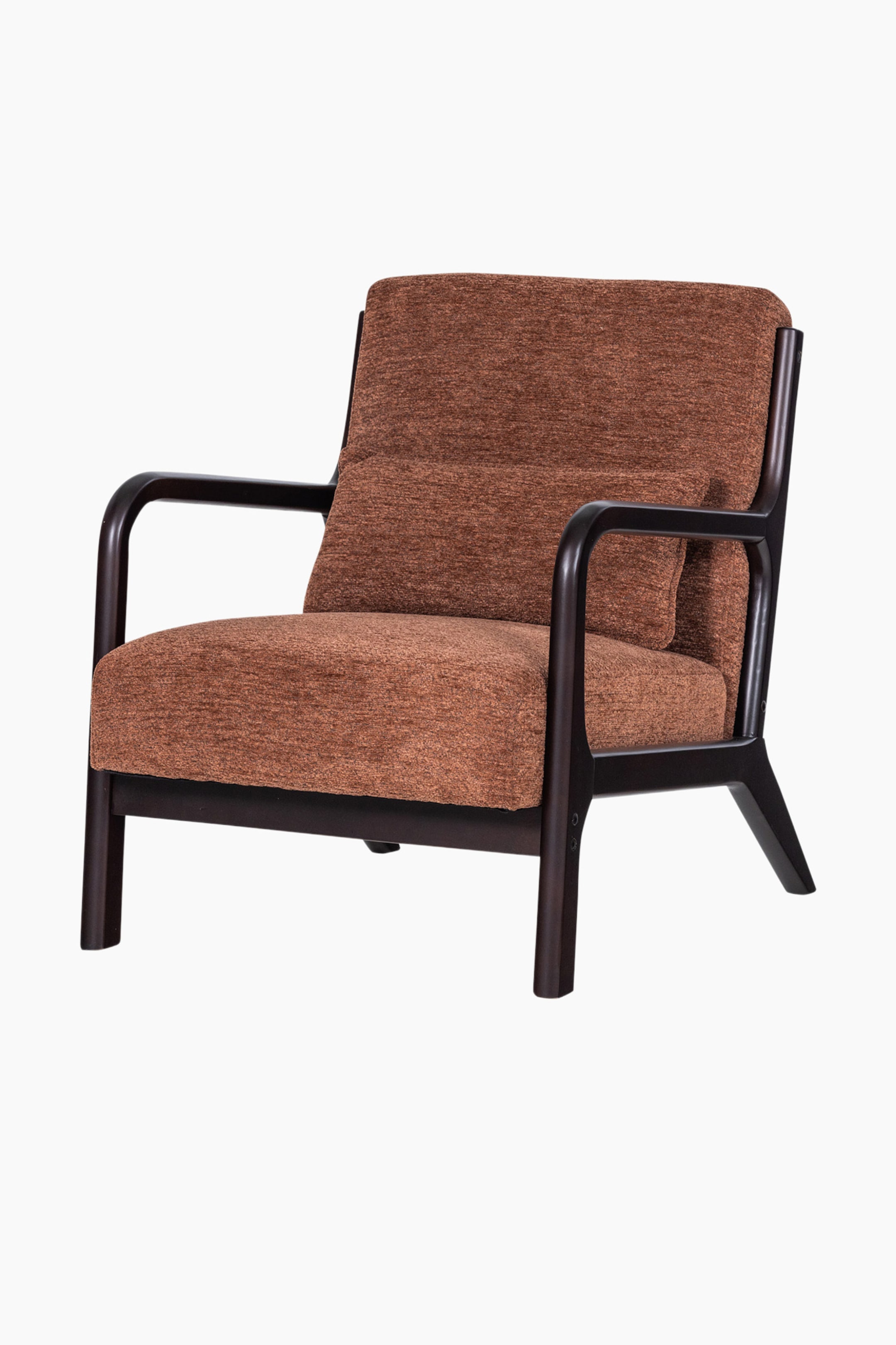 Agrandir l'image: Un fauteuil présente son côté avant et gauche, avec une structure en bois brun foncé aux accoudoirs courbés et aux pieds fuselés. Il est recouvert d'un tissu brun texturé, comprenant un coussin de siège, un coussin de dossier avec une couture horizontale et un petit coussin lombaire.