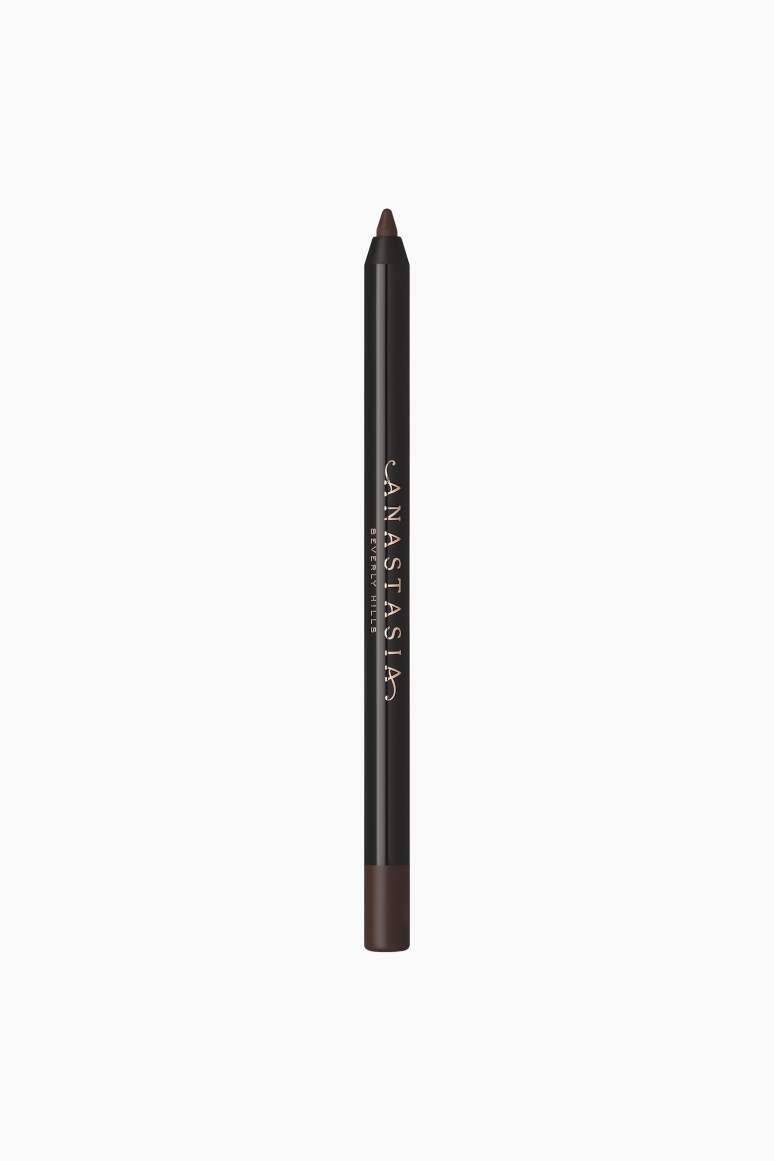 En makeuppenna stÃ¥r lodrÃ¤tt och har en svart hylsa med guldtryckt "ANASTASIA BEVERLY HILLS"-mÃ¤rkning lÃ¤ngs mitten. Pennan visar en vÃ¤ssad, mÃ¶rkbrun spets upptill och en matchande mÃ¶rkbrun Ã¤ndkÃ¥pa nedtill.