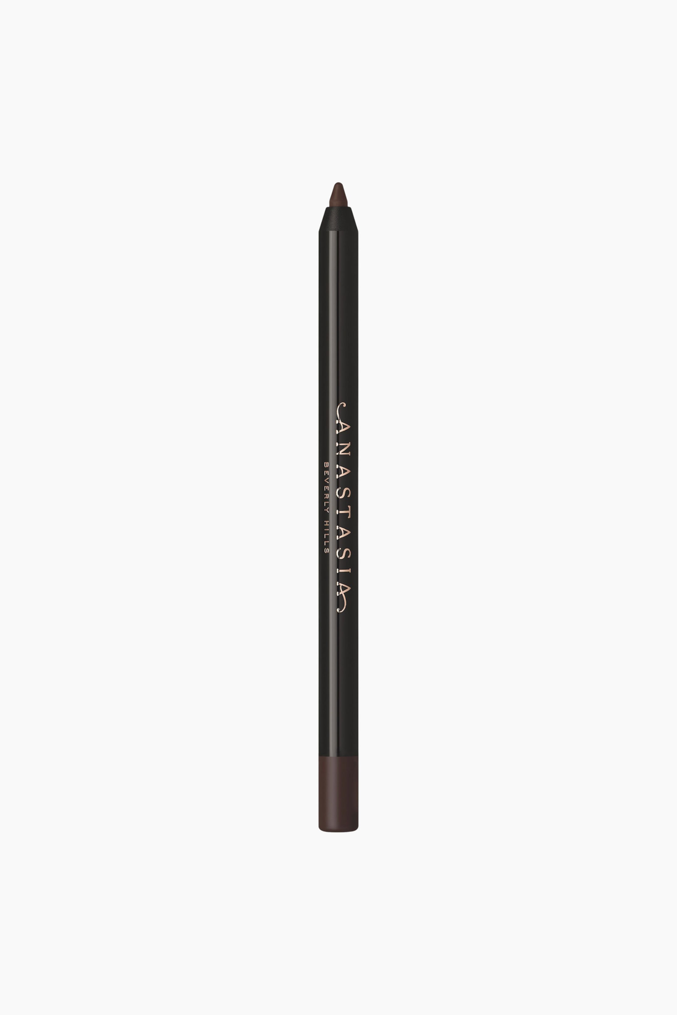 Näytä suurempi kuva: Meikkikynä seisoo pystyasennossa, ja siinä on musta runko, jonka keskiosaan on painettu kultainen "ANASTASIA BEVERLY HILLS" -brändäys. Kynän yläosassa näkyy teroitettu, tummanruskea kärki ja alaosassa siihen sointuva tummanruskea päätykorkki.