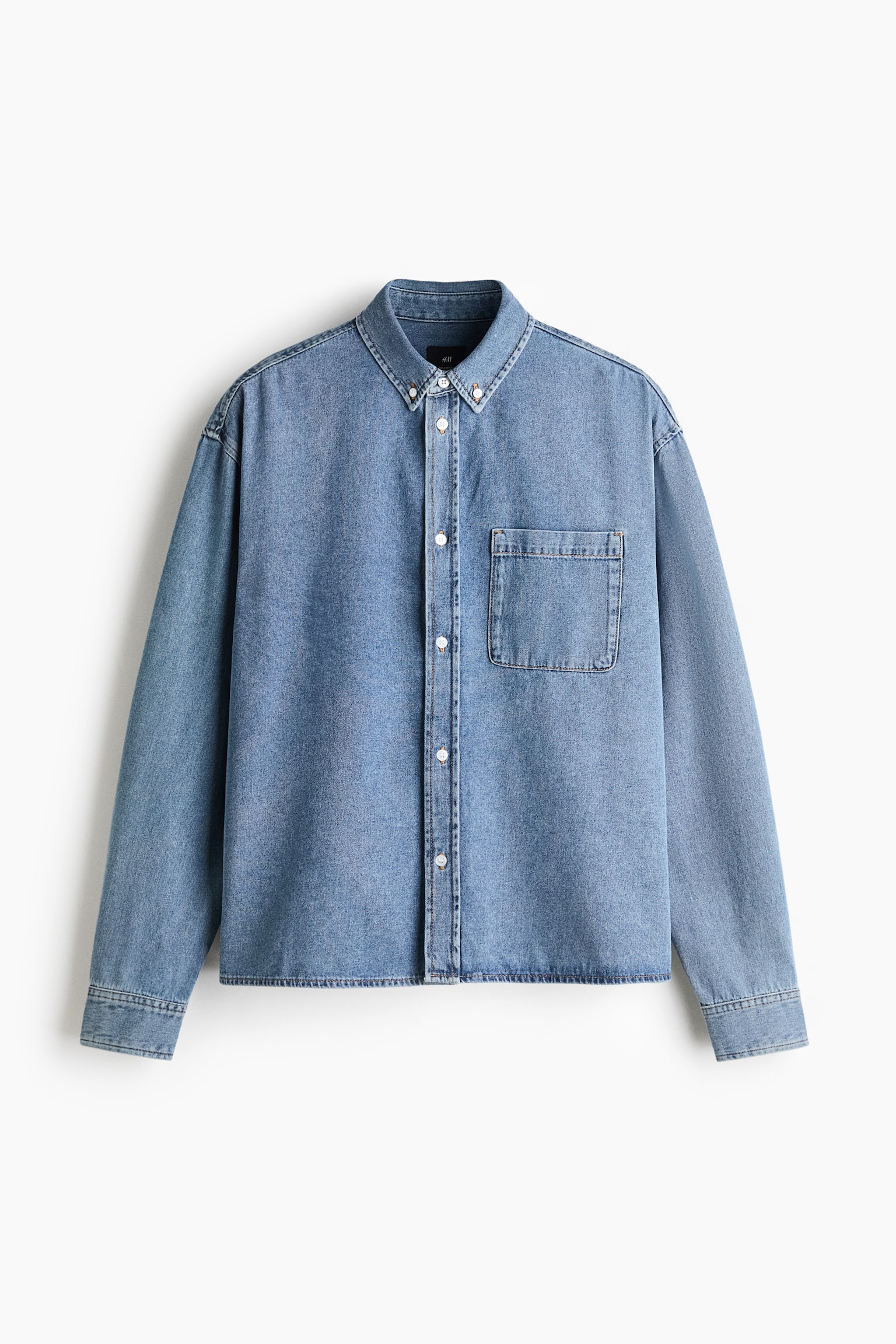 ÎÎ½Î± Î±Î½Î¿Î¹ÏÏÏ Î³Î±Î»Î¬Î¶Î¹Î¿ denim ÏÎ¿ÏÎºÎ¬Î¼Î¹ÏÎ¿ ÏÎ±ÏÎ¿ÏÏÎ¹Î¬Î¶ÎµÏÎ±Î¹ Î±ÏÏ Î¼ÏÏÎ¿ÏÏÎ¬, Î¼Îµ Î³Î¹Î±ÎºÎ¬ button-down, ÎºÎ¿ÏÎ¼ÏÏÏÎ® ÏÎ±ÏÎ¹Î»Î­ÏÎ± ÏÎµ ÏÎ»Î¿ ÏÎ¿ Î¼Î®ÎºÎ¿Ï Î¼Îµ Î»ÎµÏÎºÎ¬ ÎºÎ¿ÏÎ¼ÏÎ¹Î¬ ÎºÎ±Î¹ Î¼Î¯Î± Î¼Î¿Î½Î® ÏÏÎ­ÏÎ· patch ÏÏÎ·Î½ Î±ÏÎ¹ÏÏÎµÏÎ® ÏÎ»ÎµÏÏÎ¬ ÏÎ¿Ï ÏÏÎ®Î¸Î¿ÏÏ. Î¤Î¿ ÏÎ¿ÏÎºÎ¬Î¼Î¹ÏÎ¿ Î´Î¹Î±Î¸Î­ÏÎµÎ¹ ÏÎµÏÎ¼Î­Î½Î¿ÏÏ ÏÎ¼Î¿ÏÏ, Î¼Î±ÎºÏÎ¹Î¬ Î¼Î±Î½Î¯ÎºÎ¹Î± Î¼Îµ ÎºÎ¿ÏÎ¼ÏÏÏÎ­Ï Î¼Î±Î½ÏÎ­ÏÎµÏ ÎºÎ±Î¹ Î¯ÏÎ¹Î¿ ÏÎµÎ»ÎµÎ¯ÏÎ¼Î±.