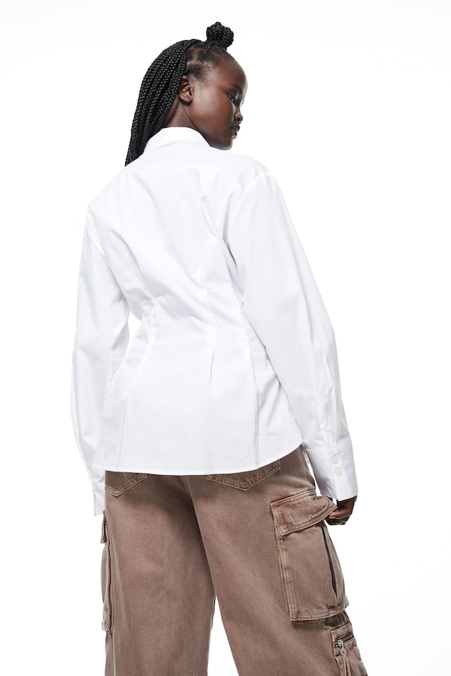 Taillierte Bluse aus Popeline - Weiß/Schwarz - 4