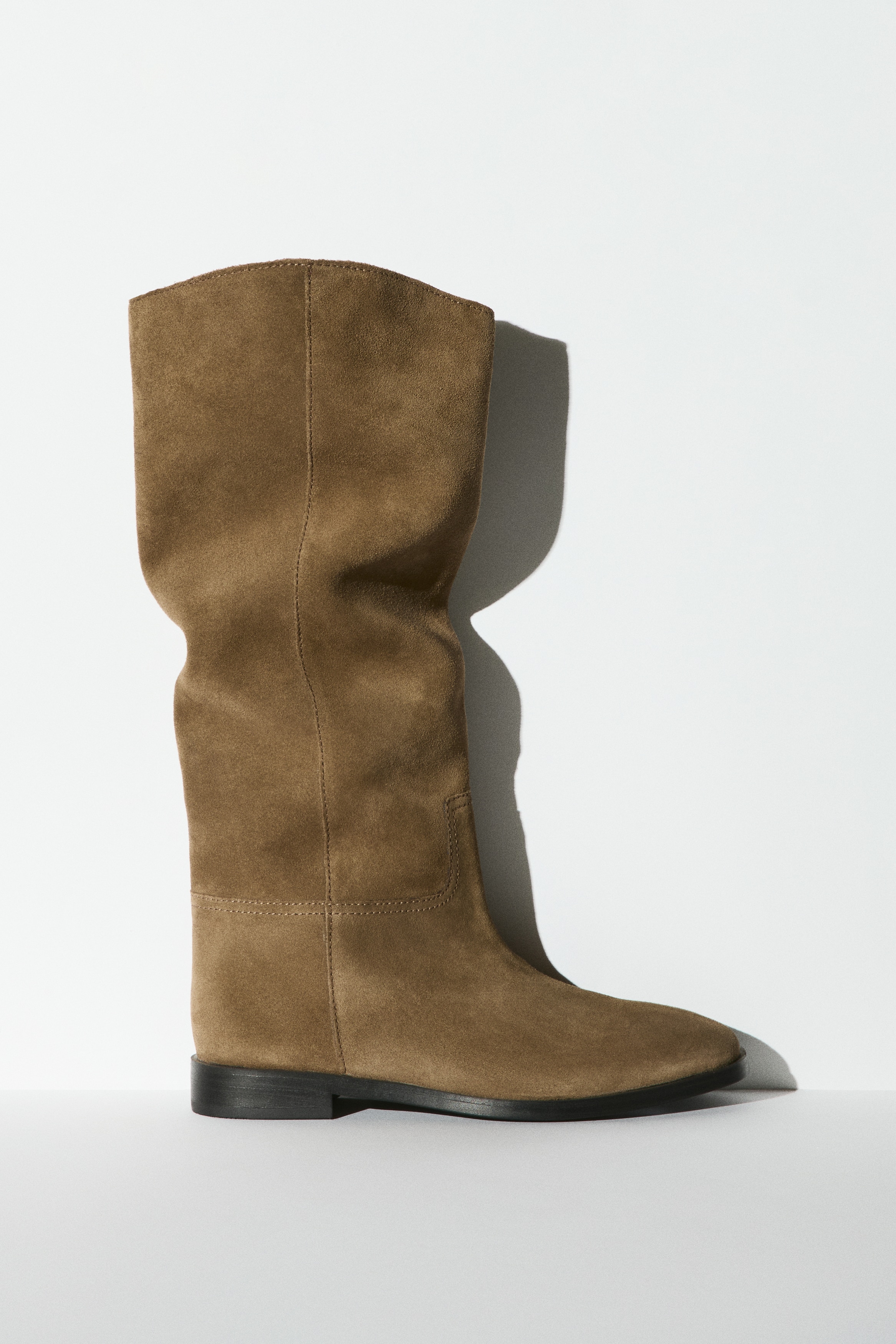 Leather bootsModel