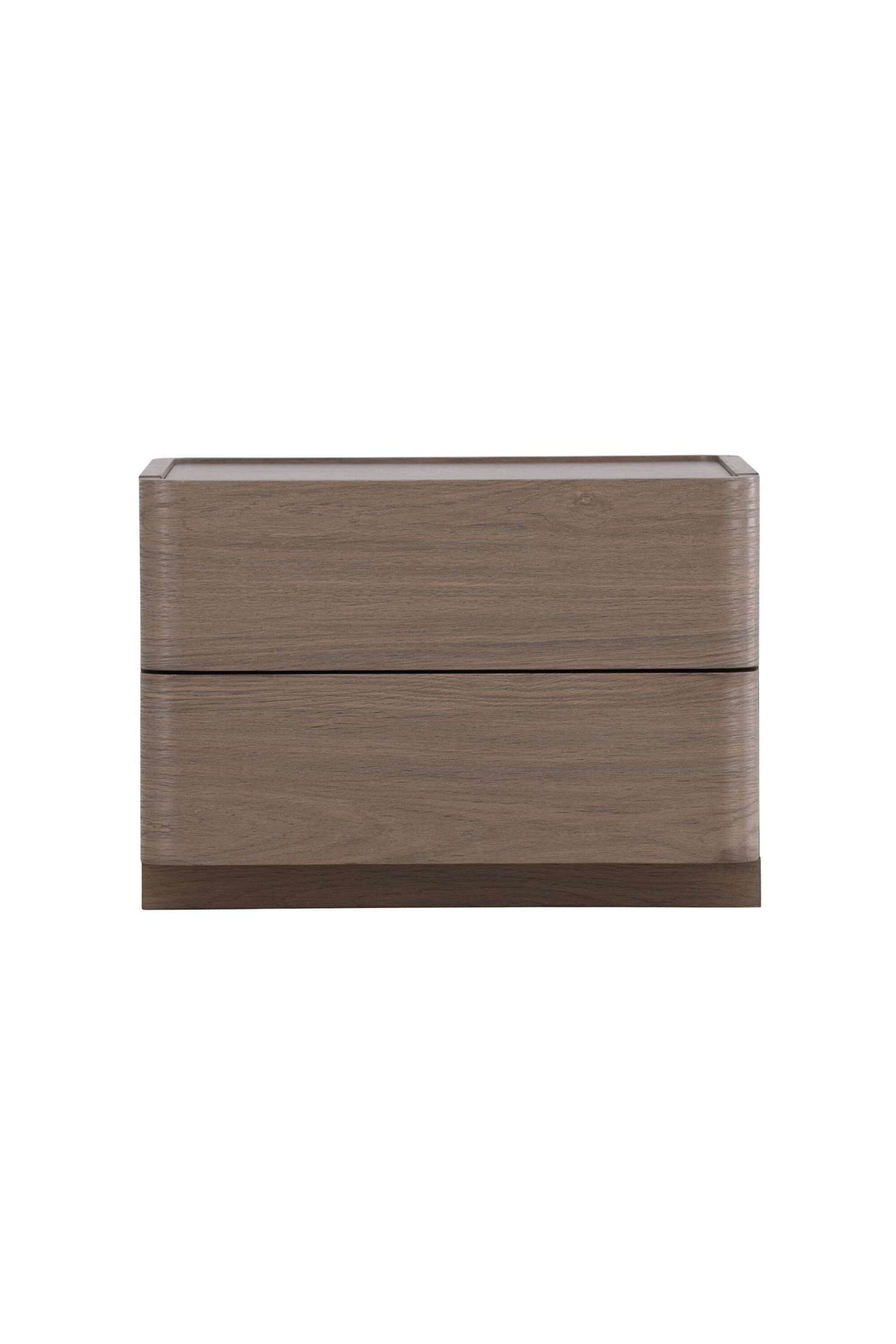 Größeres Bild anzeigen: Ein Nachttisch mit zwei Schubladen ist frontal positioniert und zeigt eine grau-braune Holzmaserung. Er verfügt über abgerundete obere und seitliche Kanten sowie einen dunkelbraunen Sockel.