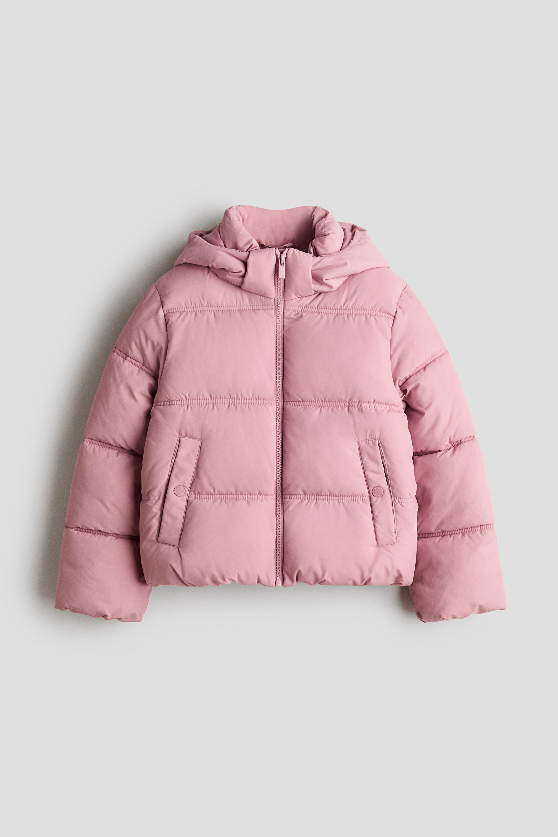 Visualizza l'immagine ingrandita: Una giacca imbottita rosa è presentata frontalmente, caratterizzata da trapuntatura orizzontale, cappuccio imbottito, chiusura frontale con zip completa e due tasche frontali con patta e bottoni a pressione.
