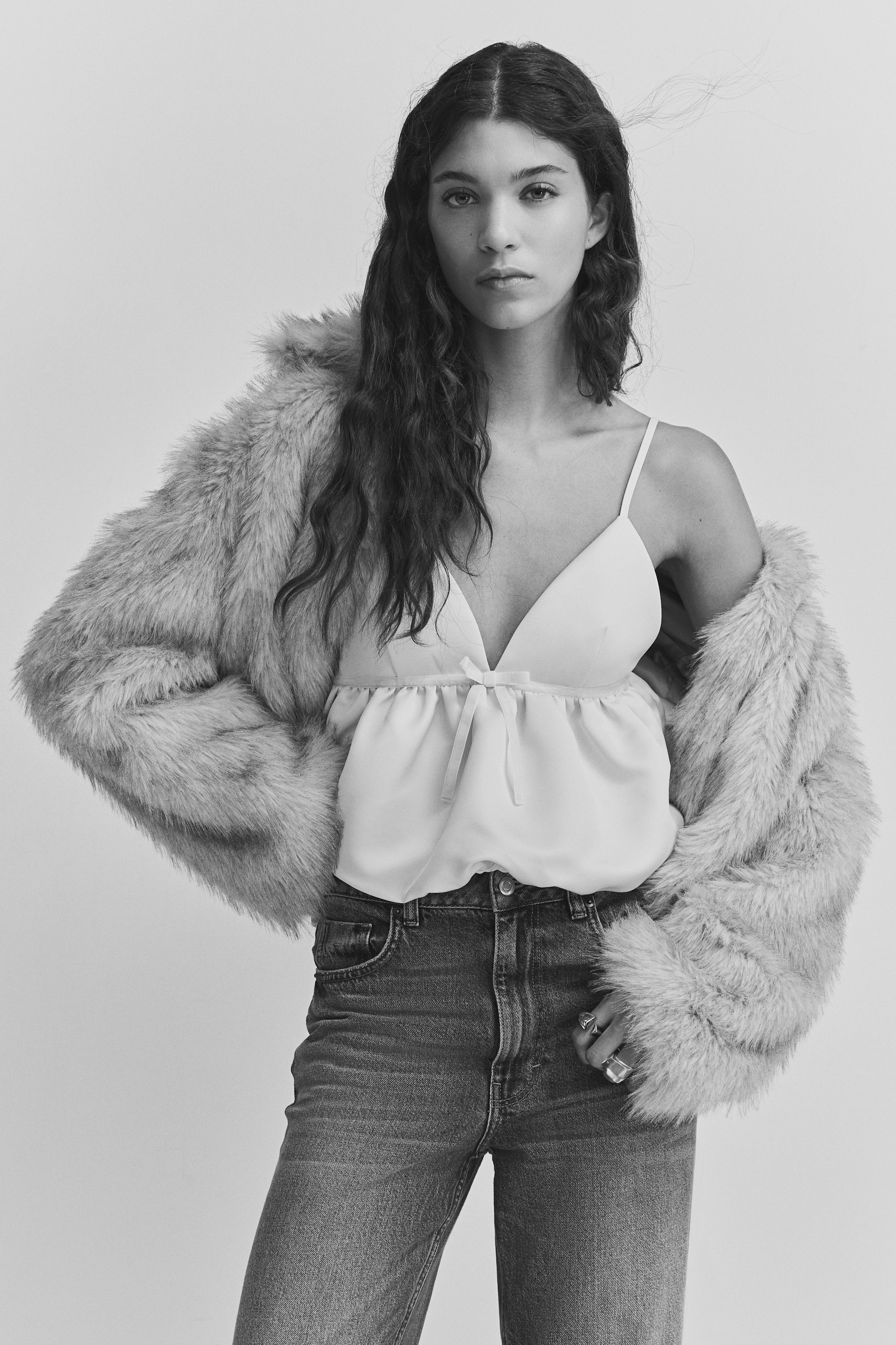 Τοπ με φουσκωτό τελείωμα και τιράντες - Λευκό/Μαύρο