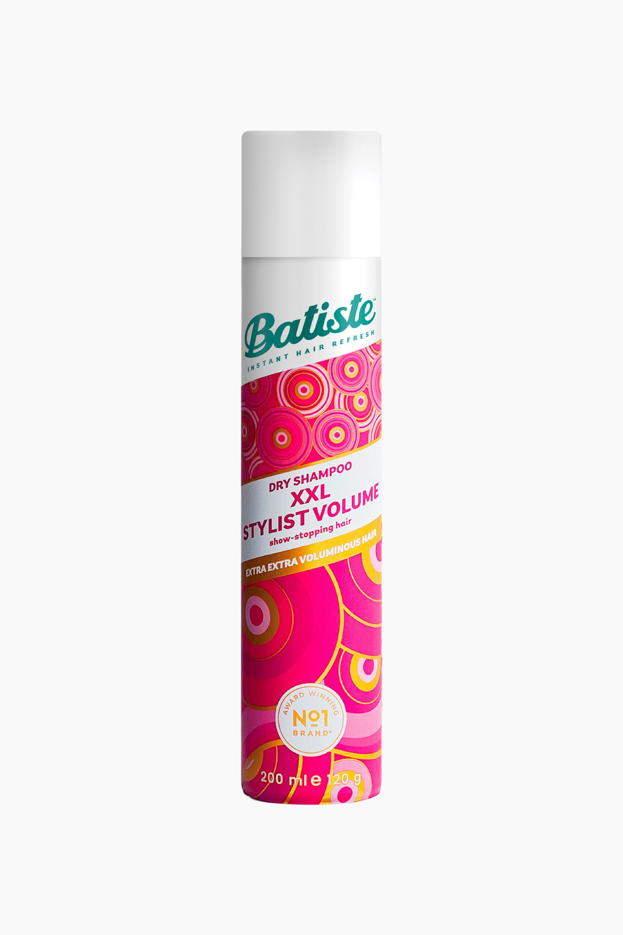 Se større billede: En Batiste XXL Stylist Volume tørshampoo-dåse står oprejst, let vinklet mod højre, så frontetiketten vises. Dåsen har hvid hætte og bund, mens den centrale sektion har et mønster af koncentriske cirkler i pink, fuchsia og guld samt en diagonal hvid stribe med mærkenavnet "Batiste Instant Hair Refresh" øverst og produktnavnet "DRY SHAMPOO XXL STYLIST VOLUME" med "Extra Extra Voluminous Hair" nedenunder.