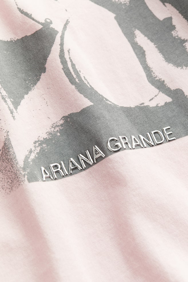 Boxy T-shirt med tryk - Lys rosa /Ariana Grande/Sort/Ariana Grande/Creme/Ariana Grande - 5
